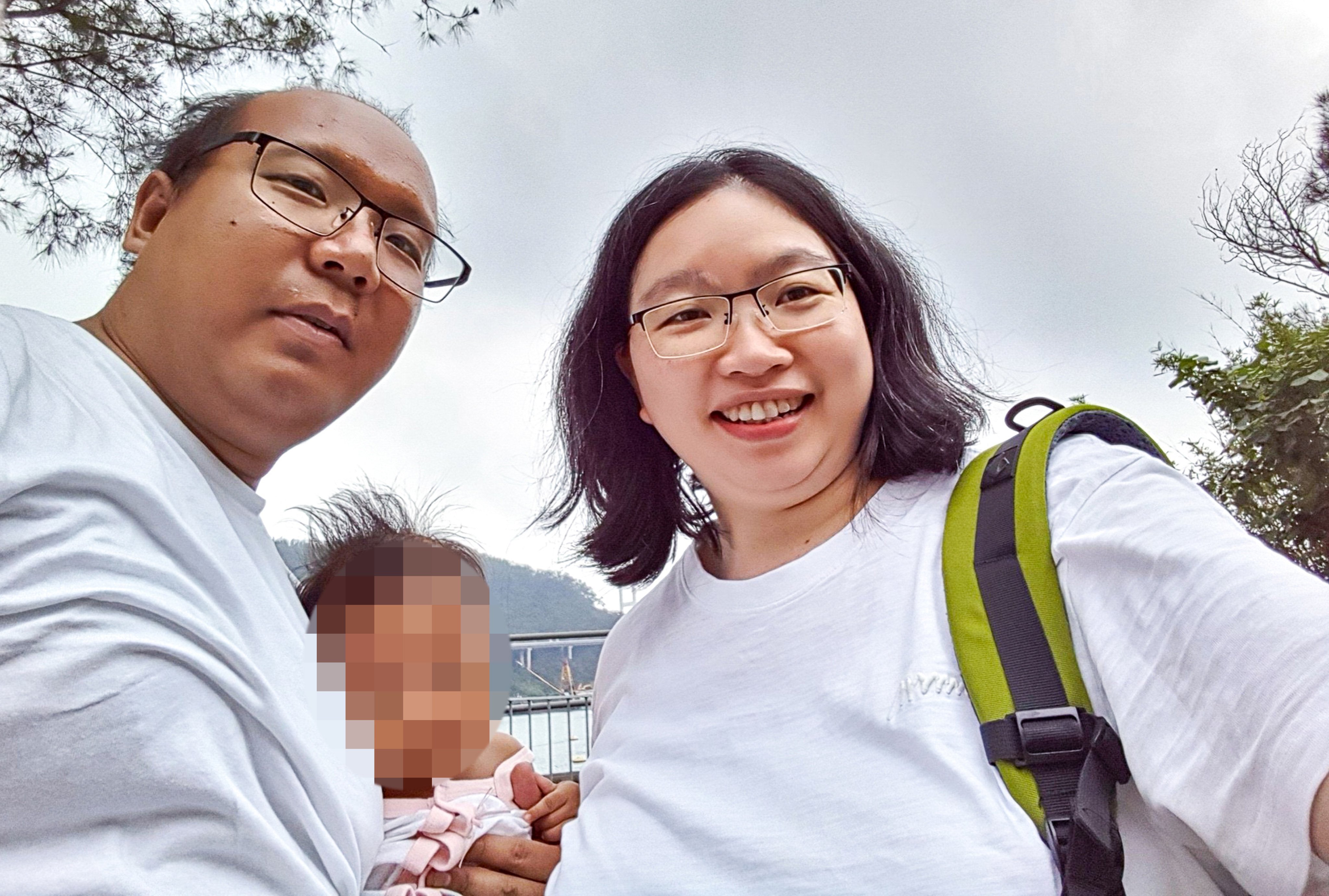 Tsang Wai-bong (left) and Kwan Pui-sin with their son, Danny. Photo: Handout