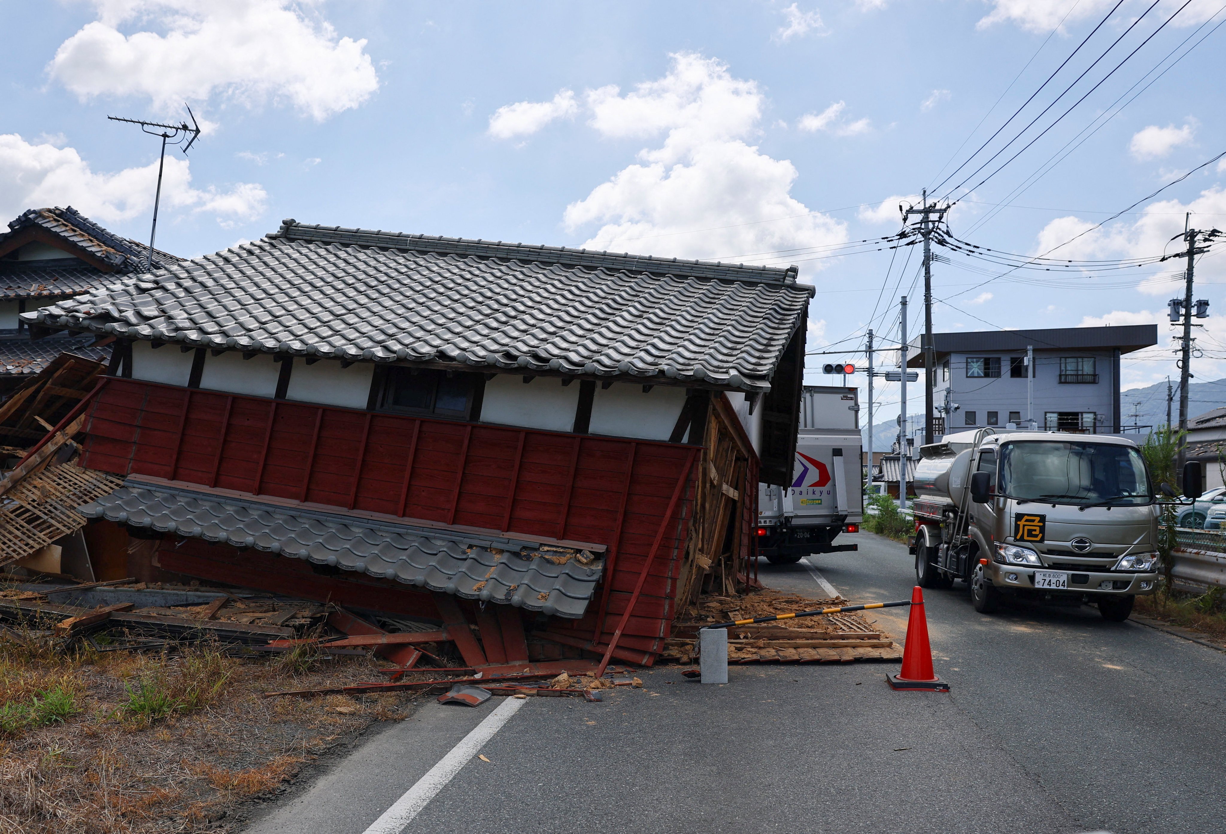 A collapsed house is seen on Friday after a magnitude 7.1 earthquake hits Yatsushiro, Kumamoto, on Tuesday, Photo: Reuters