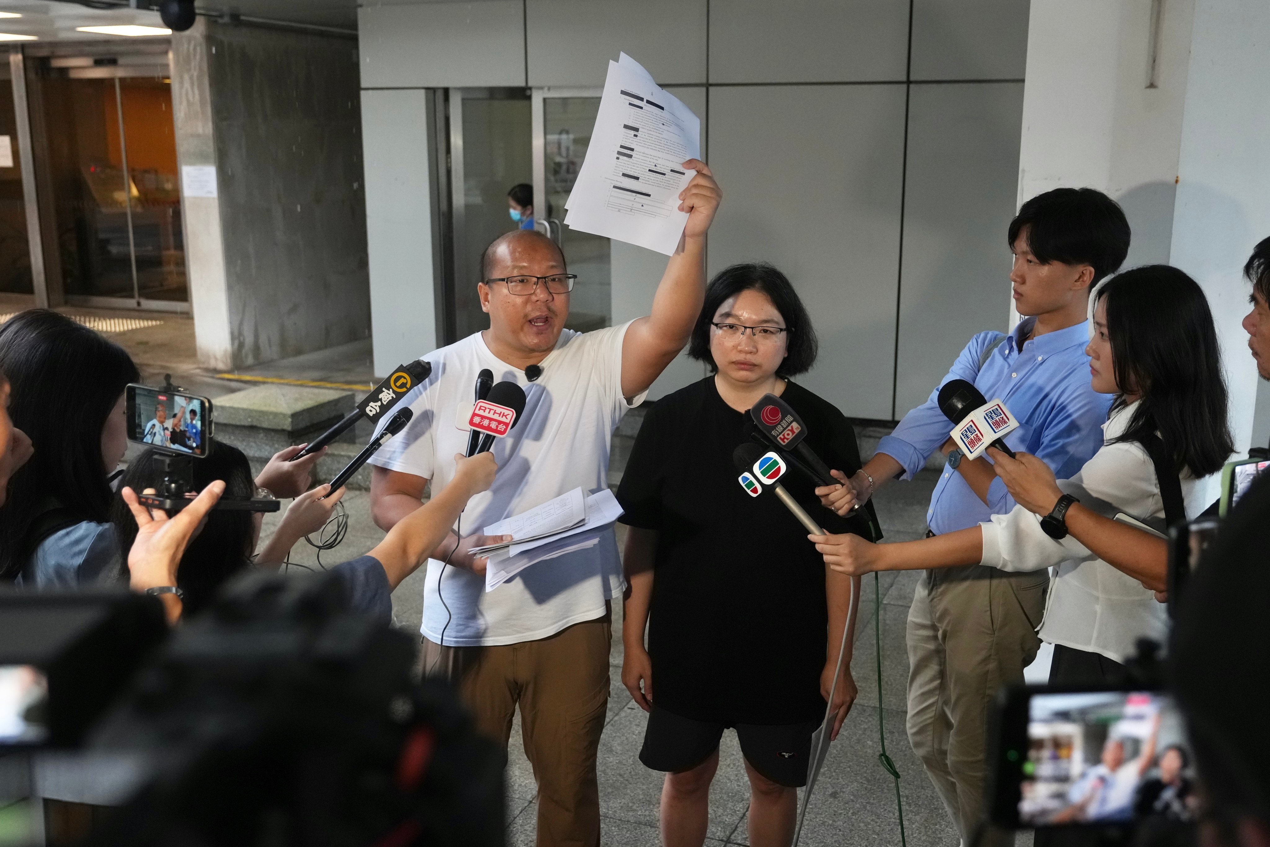 Parents Kwan Pui-sin and Tsang Wai-bong address the media outside the High Court in Admiralty. Photo: Karma Lo