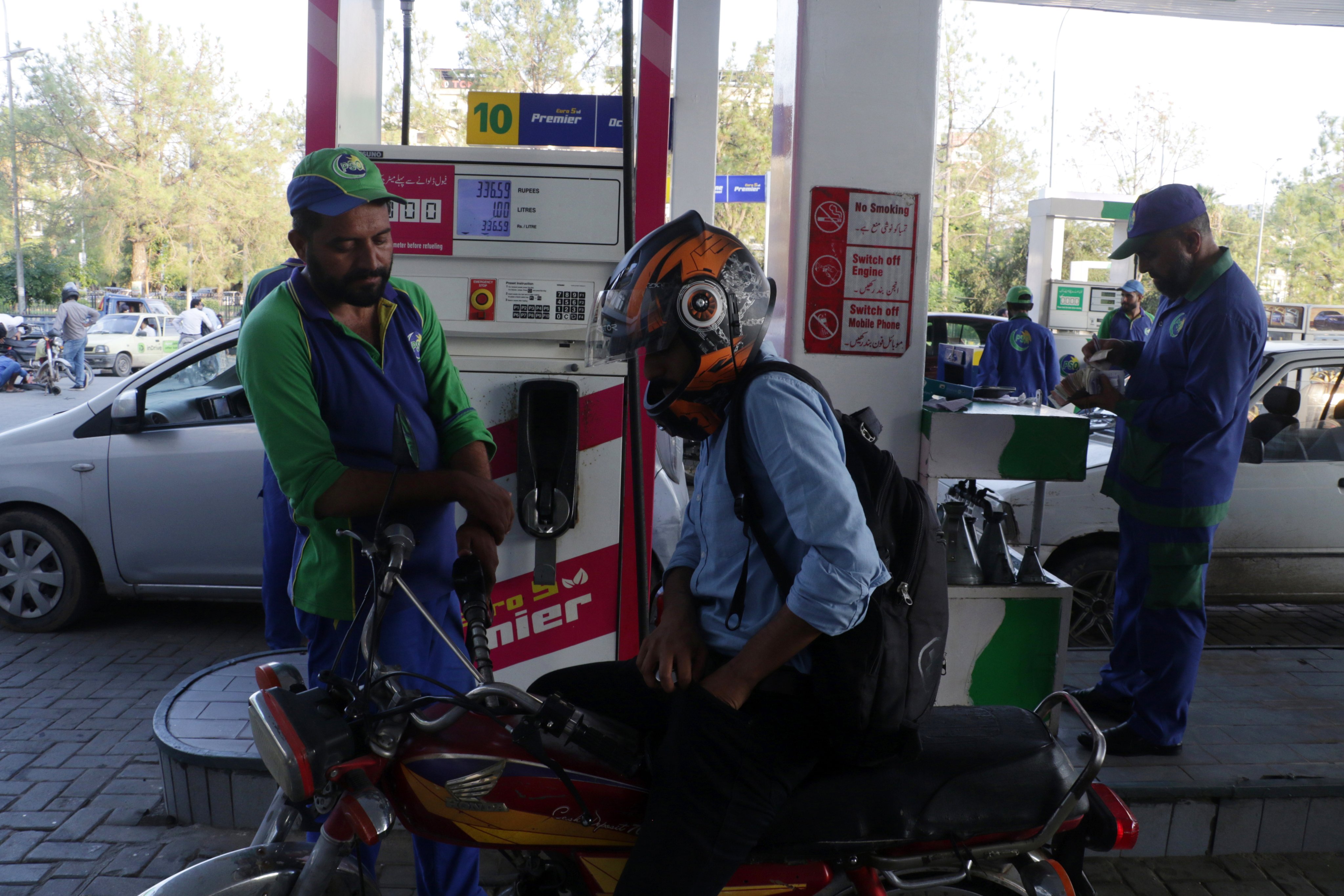 A worker refuels a vehicle at a petrol station in Islamabad, Pakistan, on Monday, amid rising fuel prices. Photo: EPA