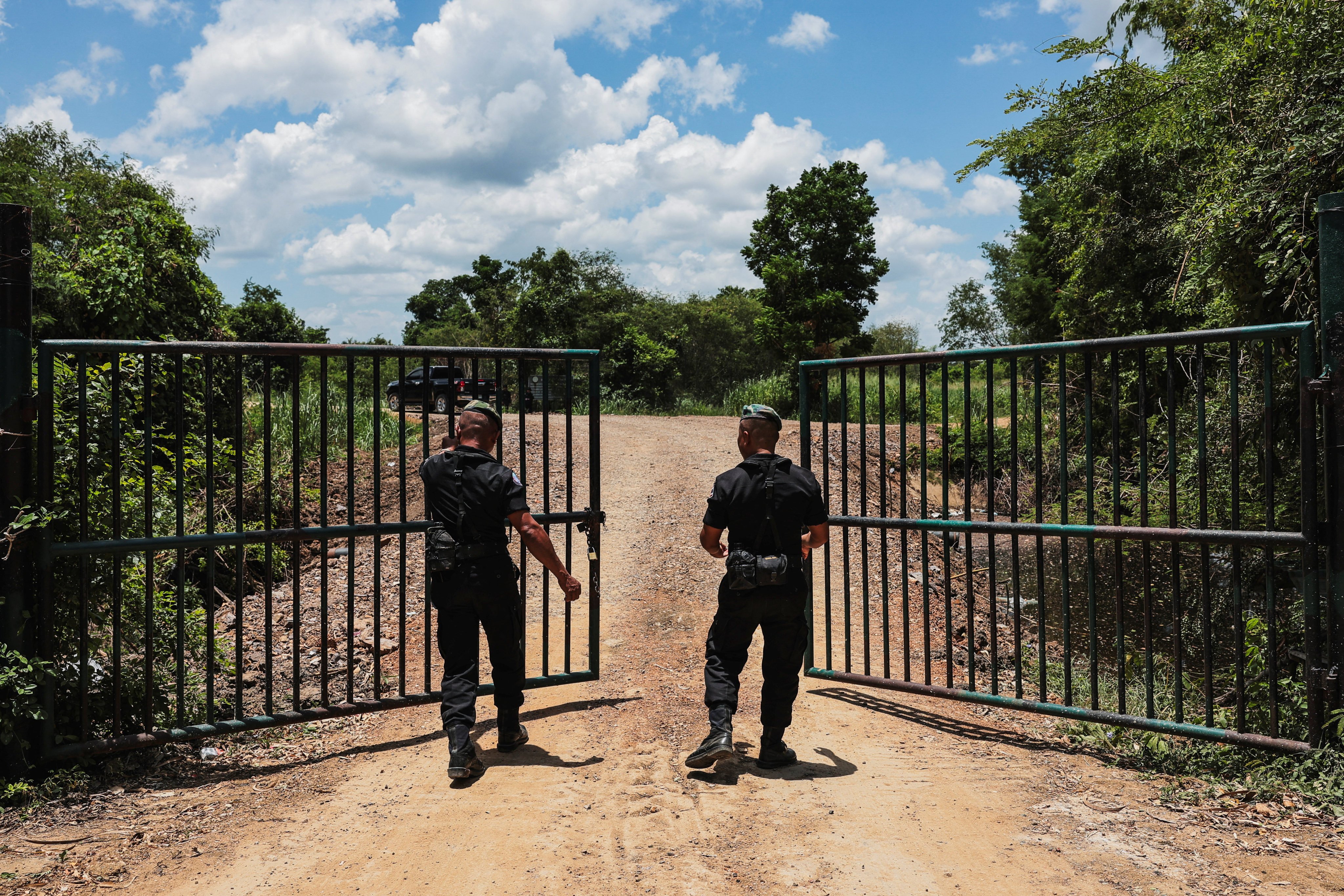 Thai soldiers stand guard near the Thailand-Cambodia border in Pong Nam Ron district, Chanthaburi province, on July 22. Photo: Reuters