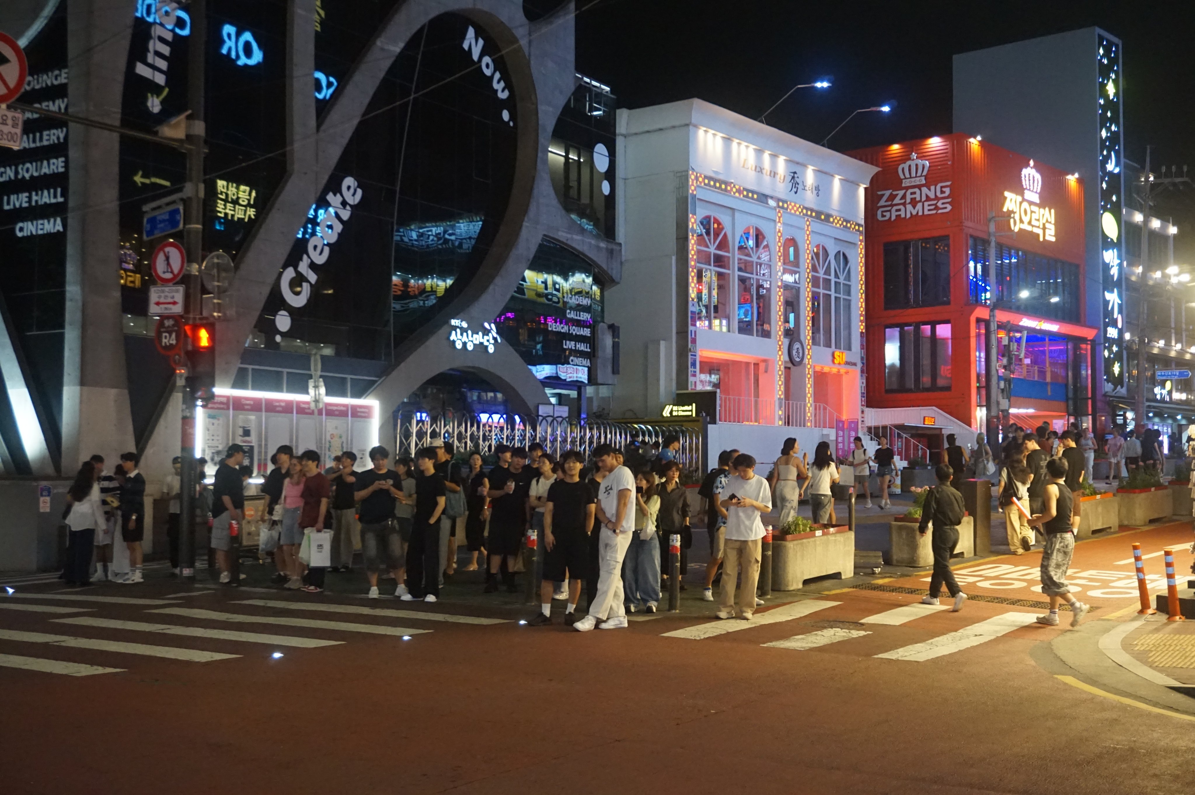 Young clubbers gather to visit clubs and bars on Thursday night in Hongdae, Seoul. Photo: David D. Lee