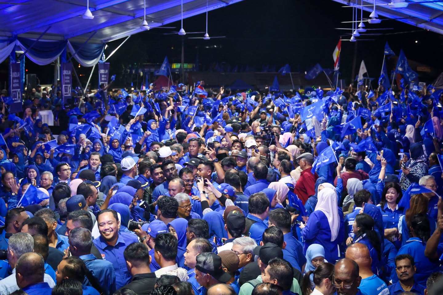 Barisan Nasional supporters. Unofficial results showed BN taking an early lead in the vote count for Negeri Sembilan. Photo: Facebook/barisanasional