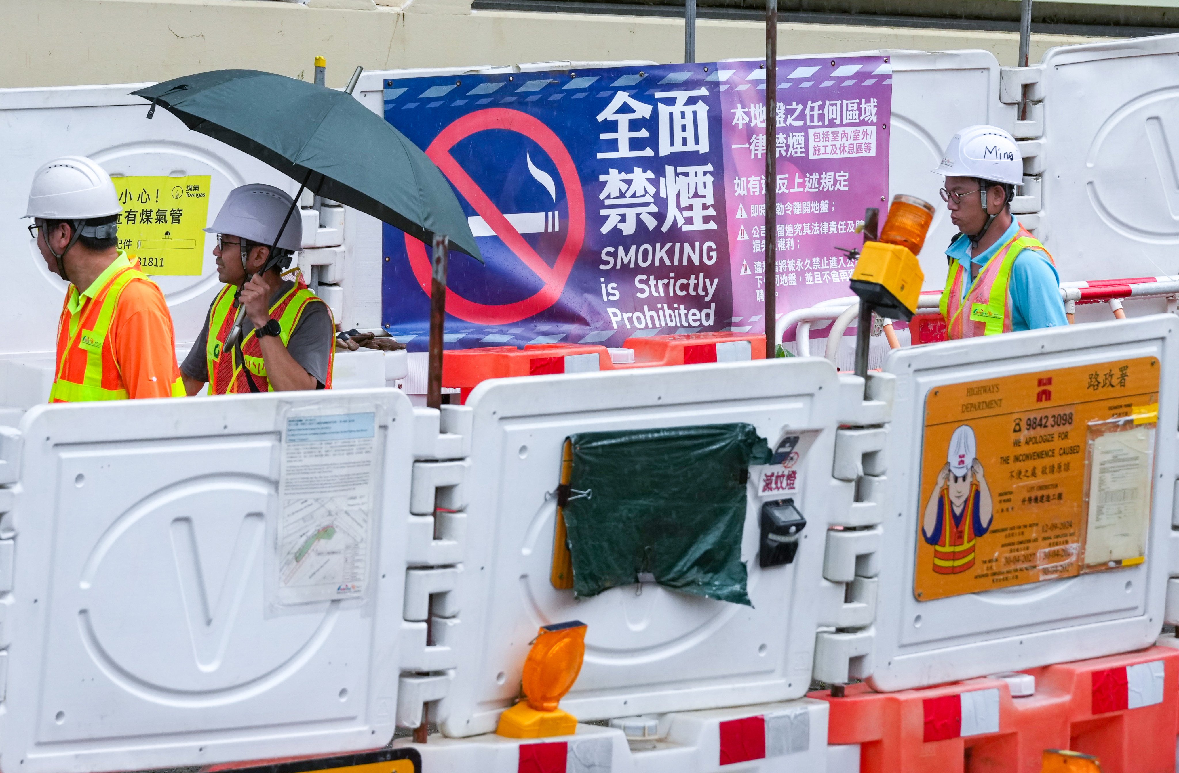 A poster warning against smoking at a construction site in Choi Hung. The ban was introduced in the wake of the deadly fire at Tai Po’s Wang Fuk Court last November. Photo: Jelly Tse