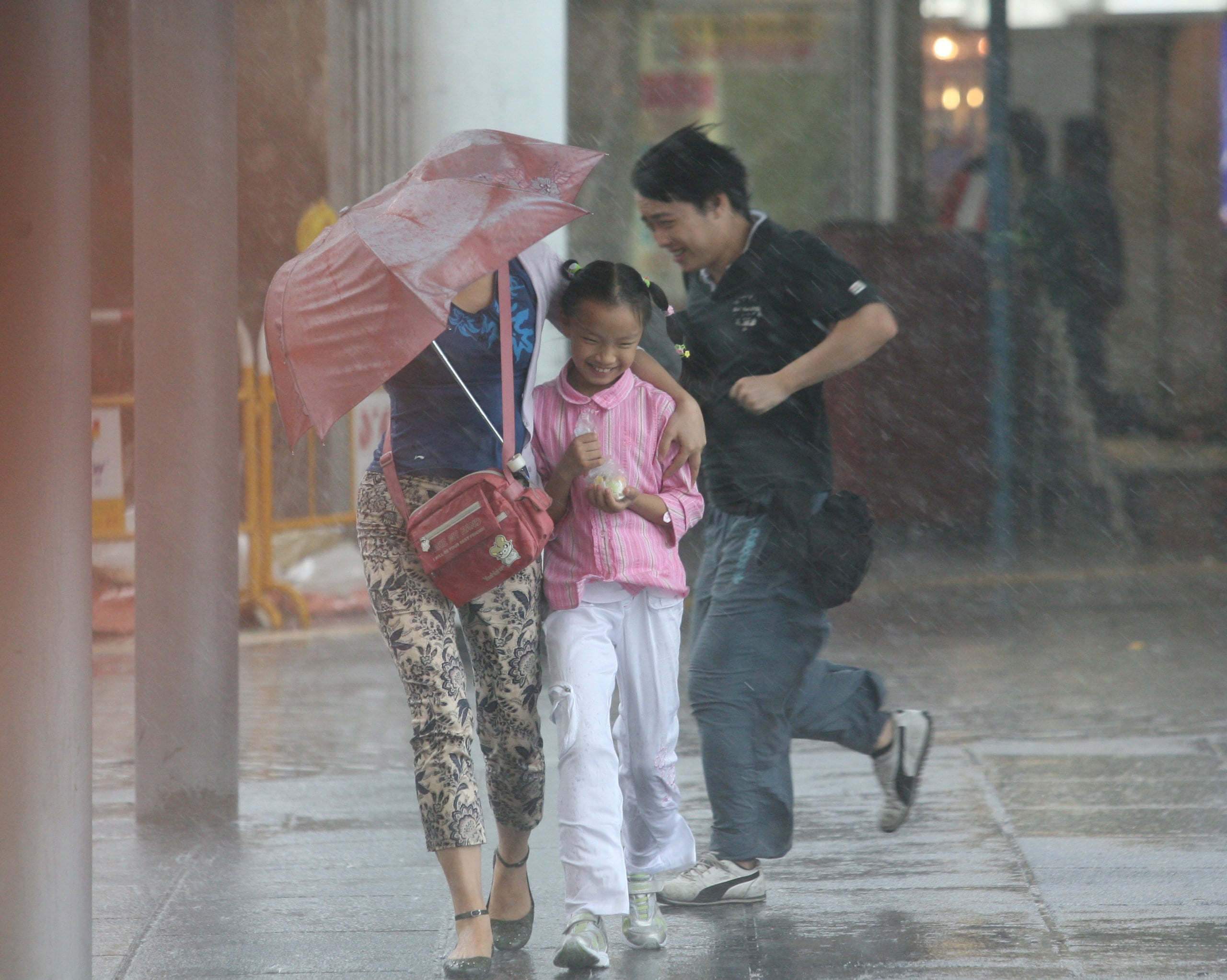 People seek shelter near the Star Ferry Pier as the T3 signal is hoisted under Typhoon Prapiroon on August 3, 2006. Photo: SCMP
