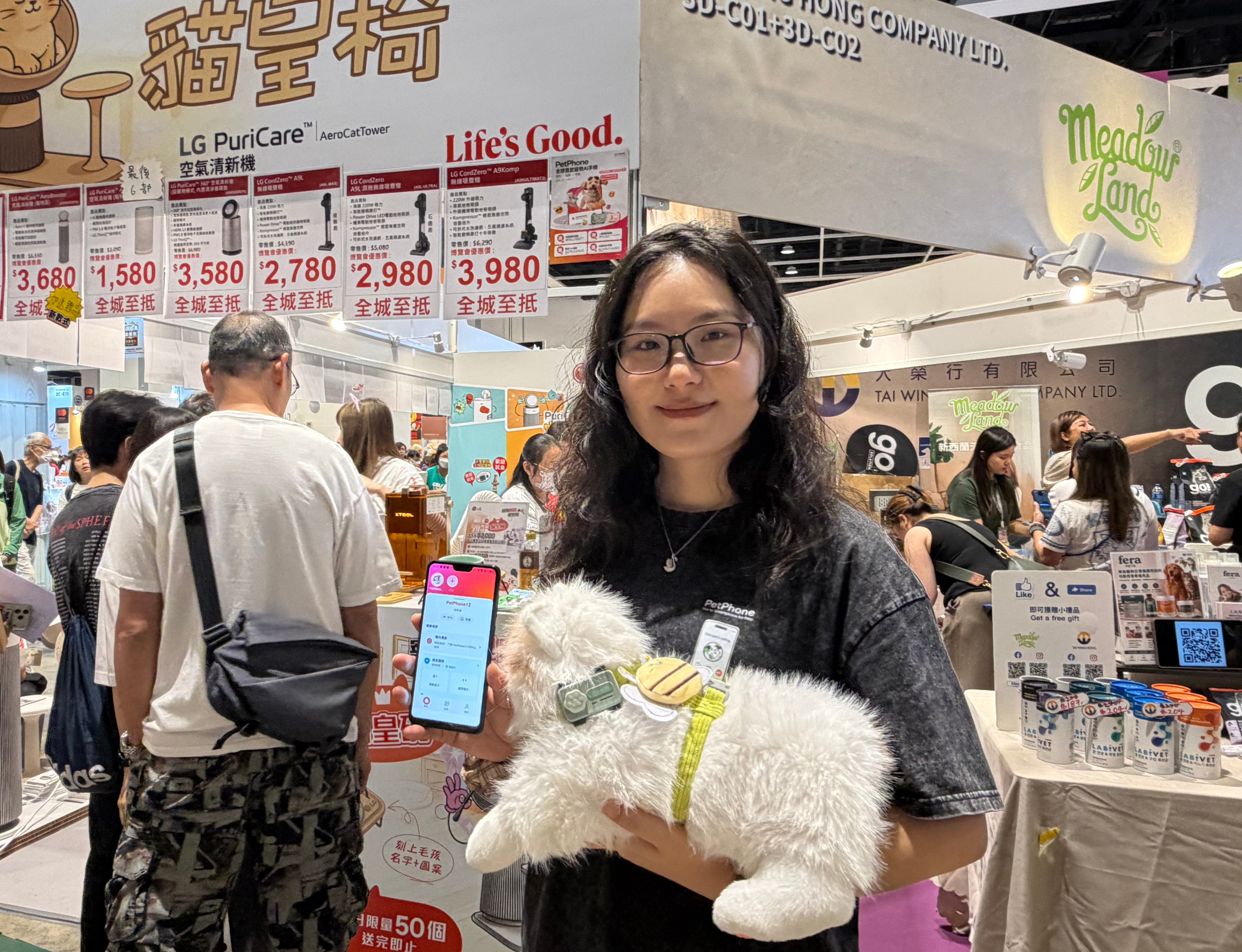 Alina Zheng showcases her company’s AI collar, which the business says can helps human understand their pets. Photo: Emily Hung