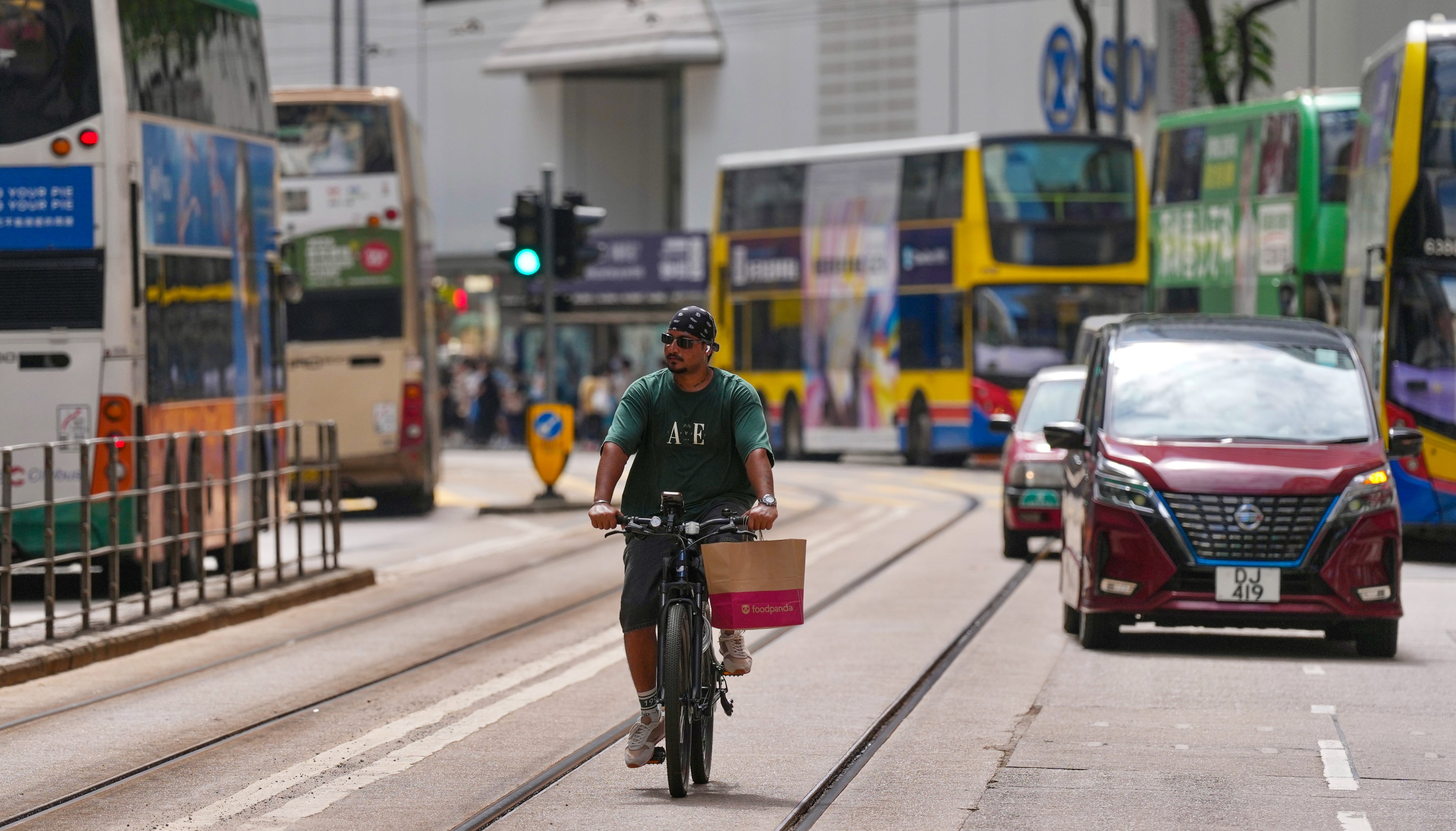 The Labour and Welfare Bureau has proposed legislation that will compensate gig workers such as food delivery riders for injuries sustained during work. Photo: Karma Lo