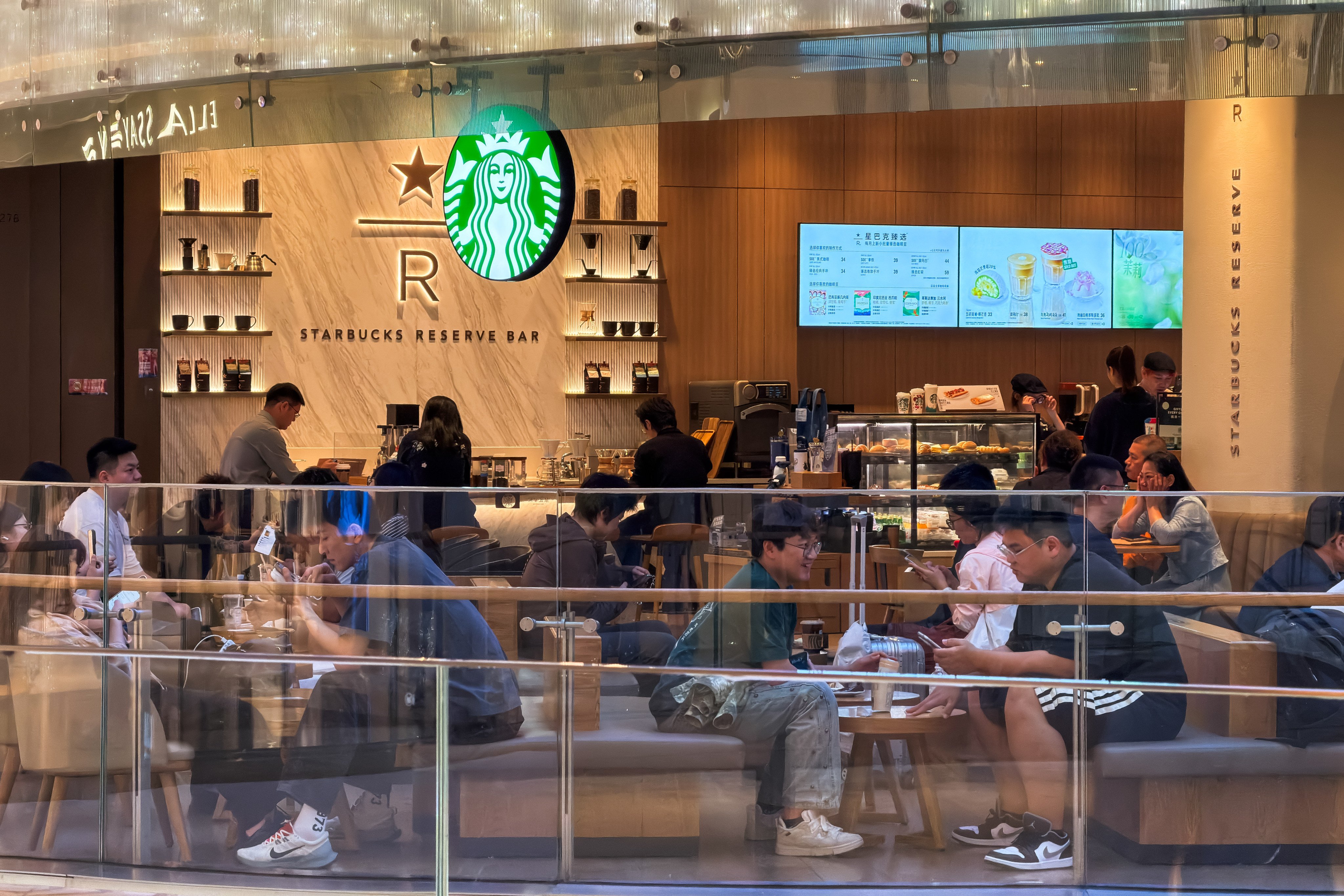 scmp.com - Zhu Wenqian - How global brands are beating China's sluggish retail market