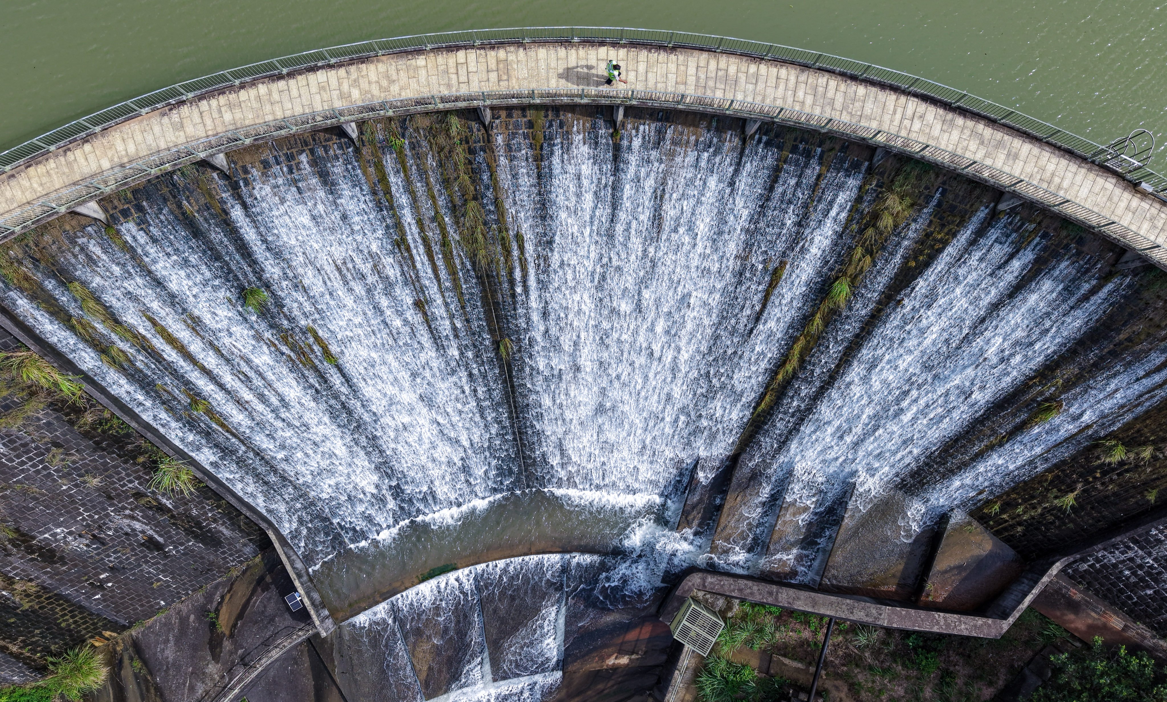 Hikers in the surrounding area have said they believe it is uncommon for visitors to venture down to the spillway for photos. Photo: Sam Tsang