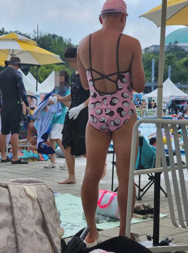 A man is seen wearing a swimsuit at a Han River swimming pool. Photo: X