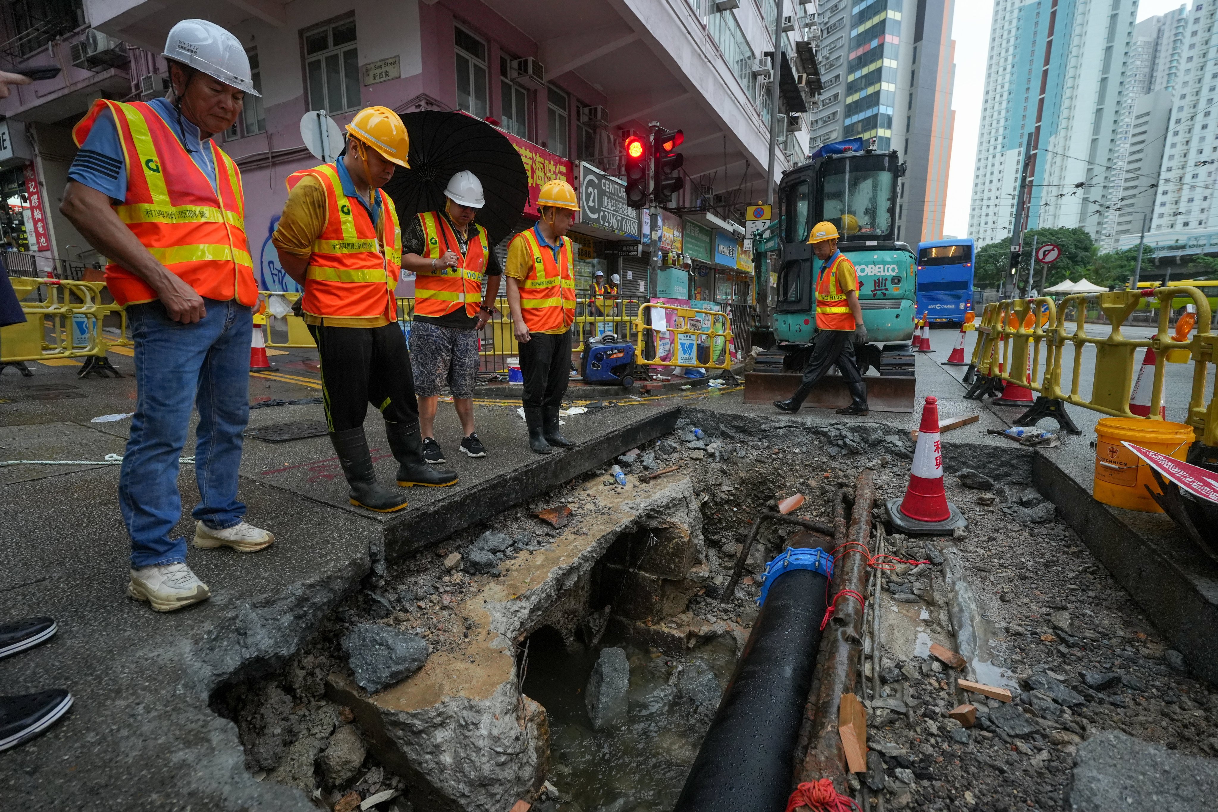 Workers carry out emergency repairs on a burst water main in Shau Kei Wan last month. Photo: Sun Yeung