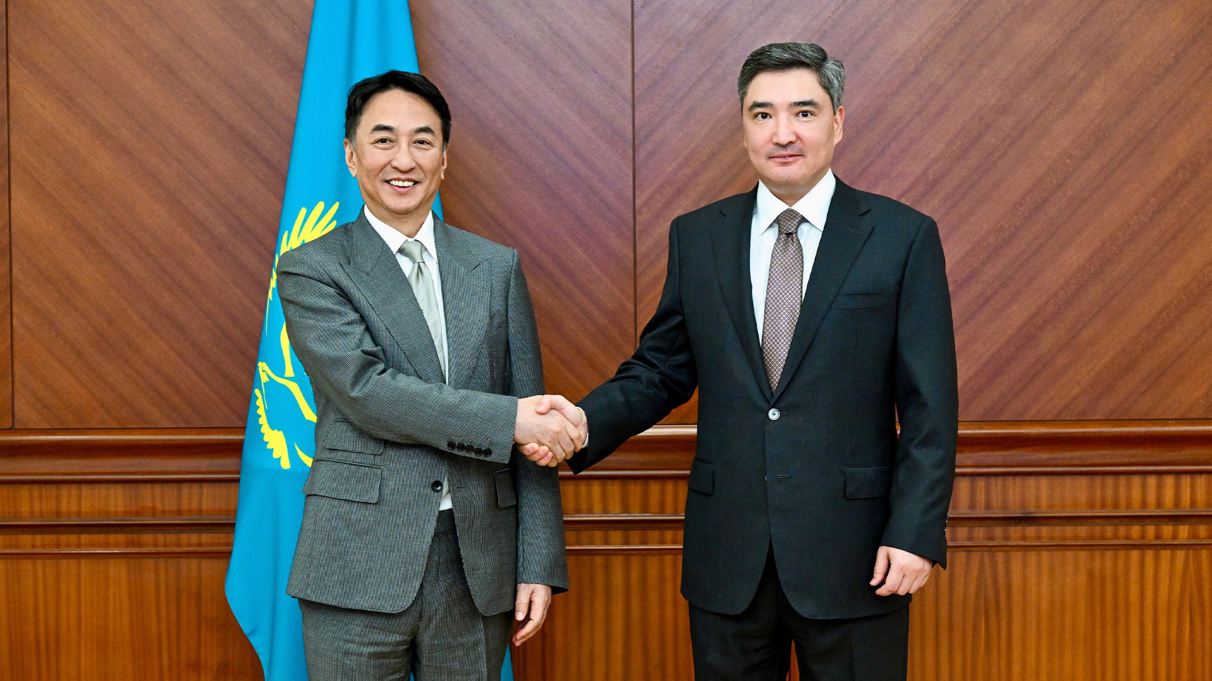 Peter Lee (left) with Kazakh Prime Minister Olzhas Bektenov. Photo: Handout