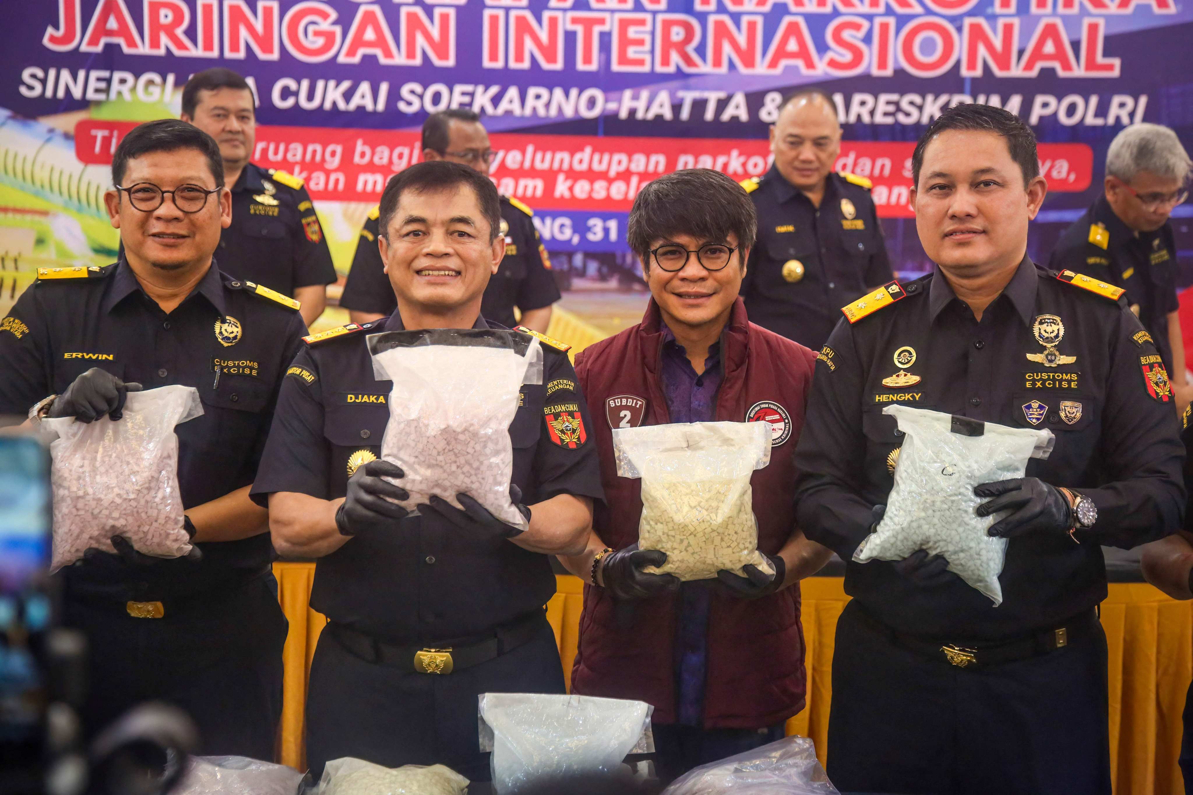 Indonesian Customs officials display drugs smuggled by a Malaysian pilot as evidence during a press conference at Soekarno-Hatta International Airport on July 31. Photo: AFP