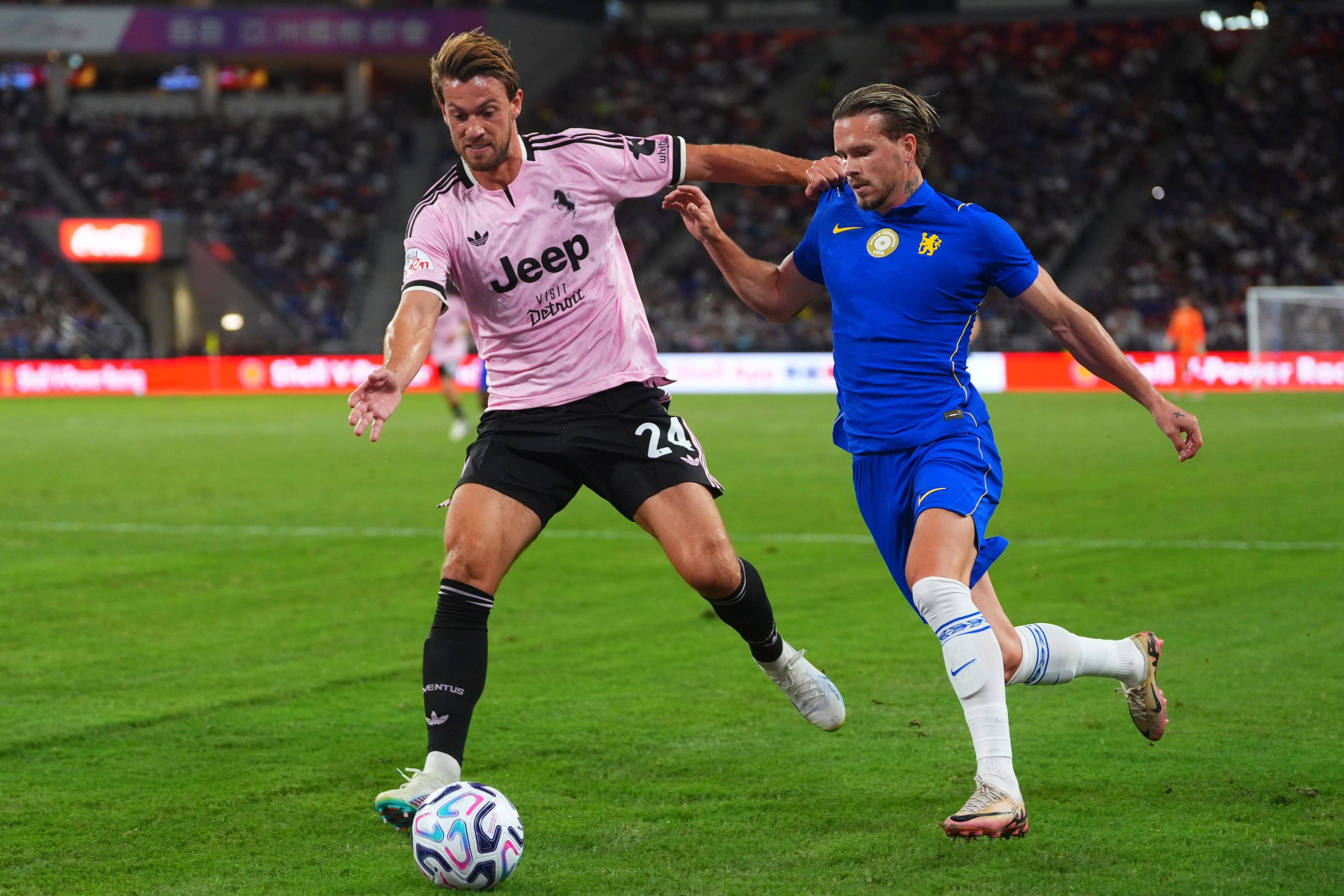 The returning Mykhailo Mudryk (right) tries to evade Juventus defender Daniele Rugani. Photo: AP Photo