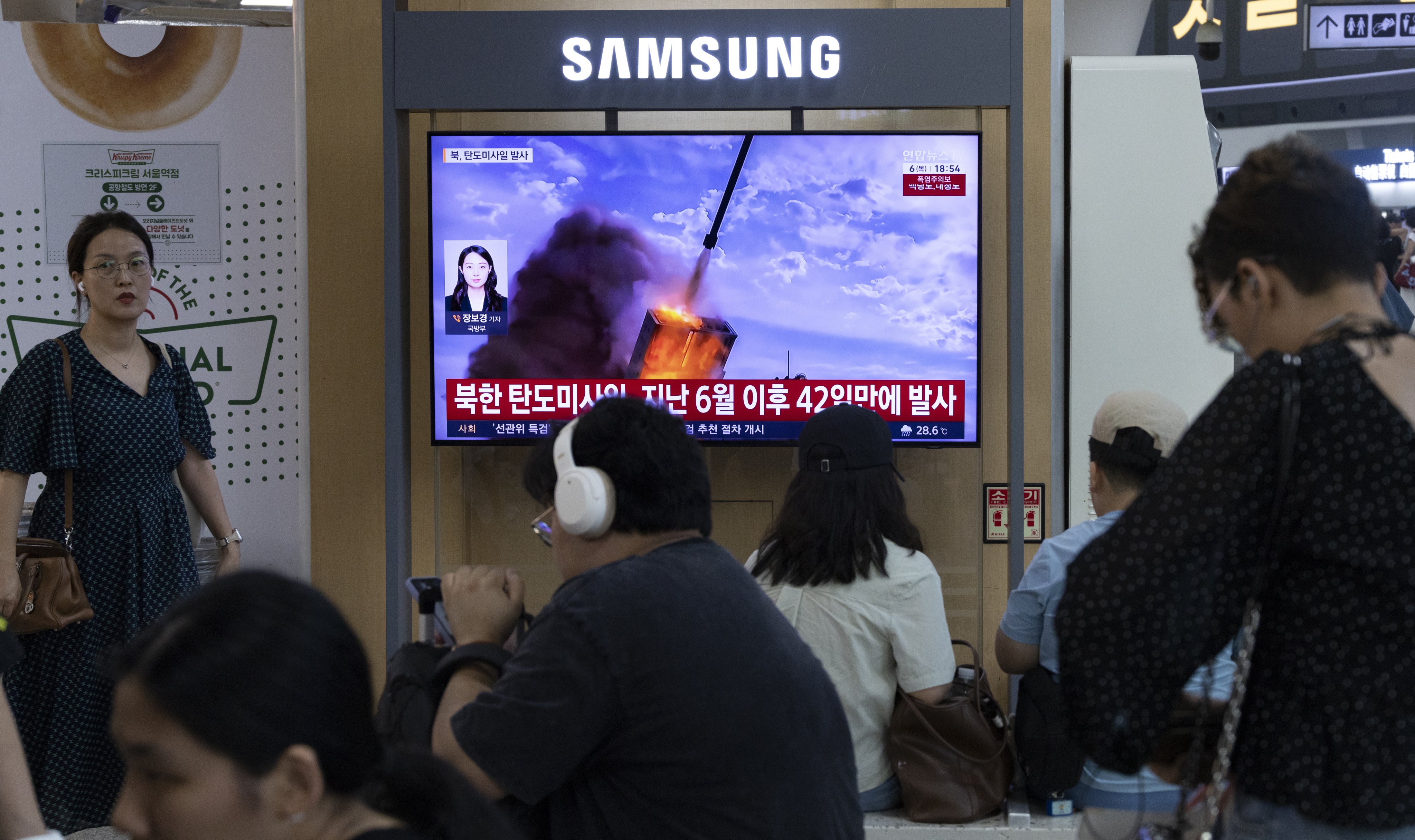 People watch the news at a station in Seoul, South Korea on Thursday. According to South Korea’s Joint Chiefs of Staff, North Korea launched a ballistic missile toward the East Sea on Thursday. Photo: EPA