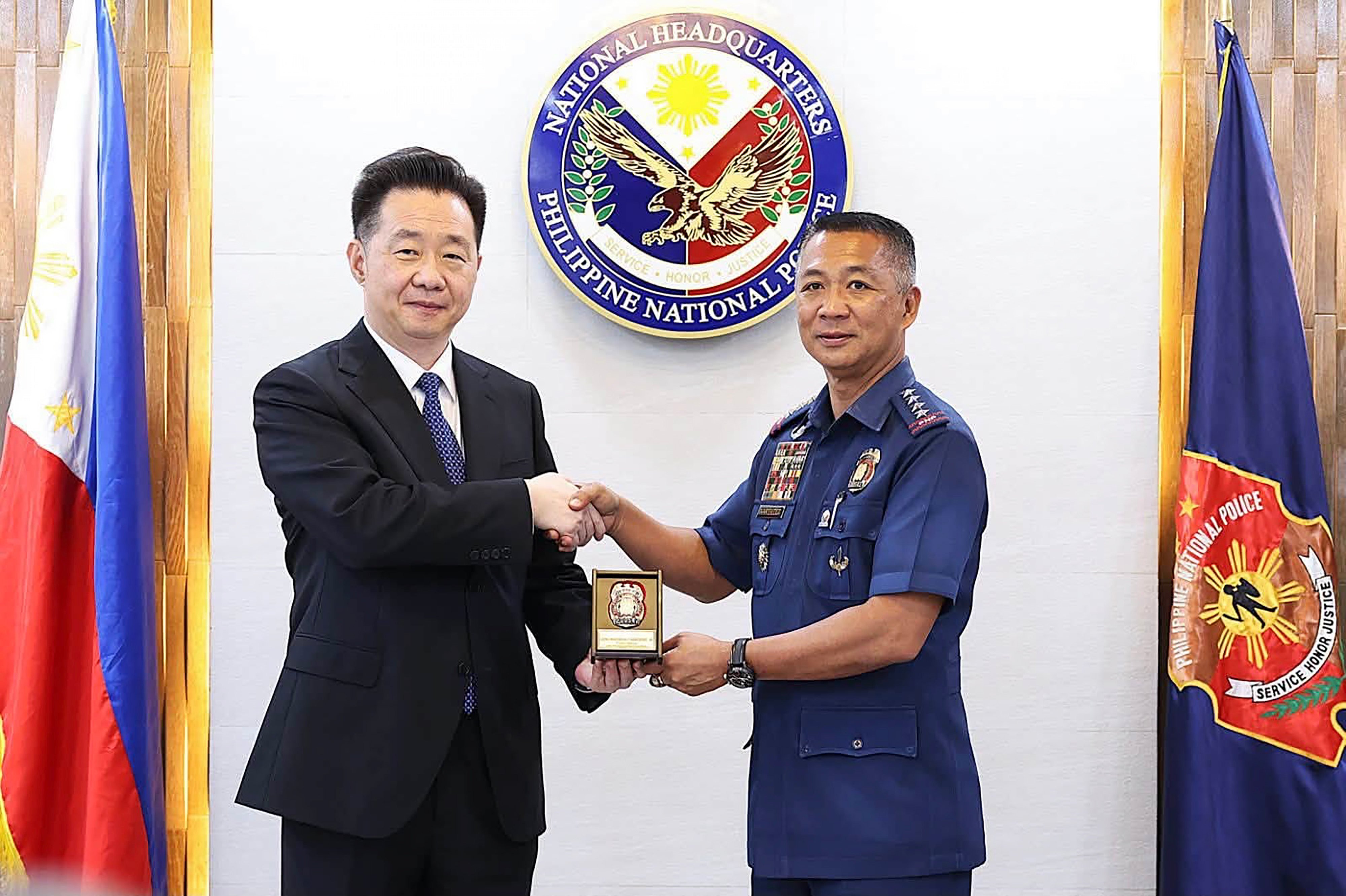 Philippine police chief Jose Melencio Nartatez Jnr (right) hosts Wang Xizhang, executive director general of Fujian’s Public Security Department, on Tuesday. Photo: Facebook/Philippine National Police