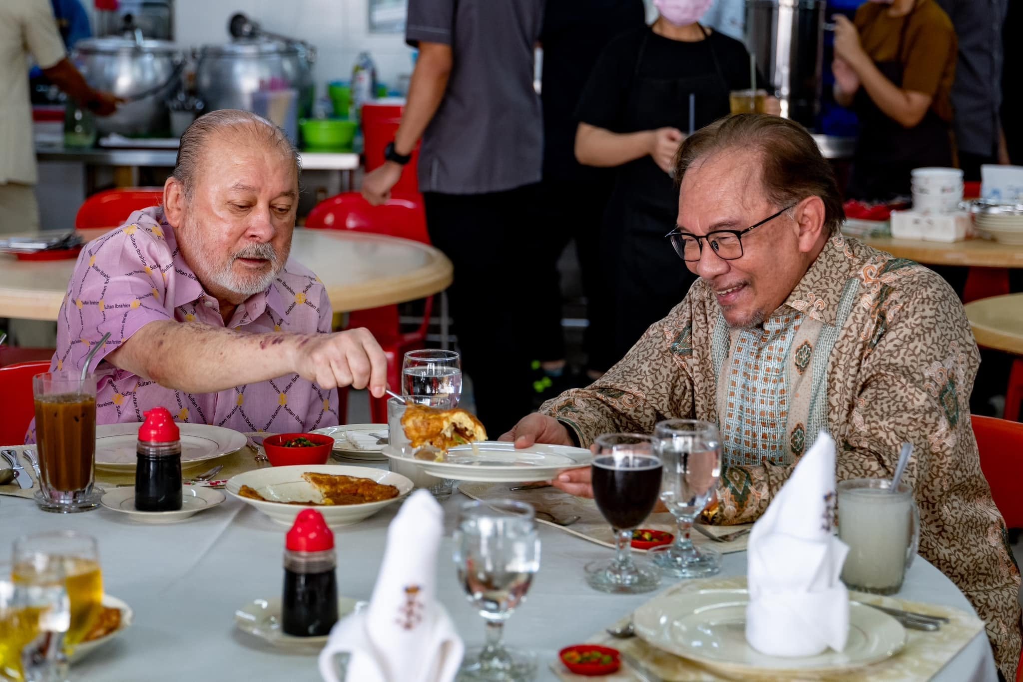 Malaysia’s King Sultan Ibrahim Iskandar (left) lunches with Prime Minister Anwar Ibrahim in Johor. Photo: Facebook/anwaribrahimofficial