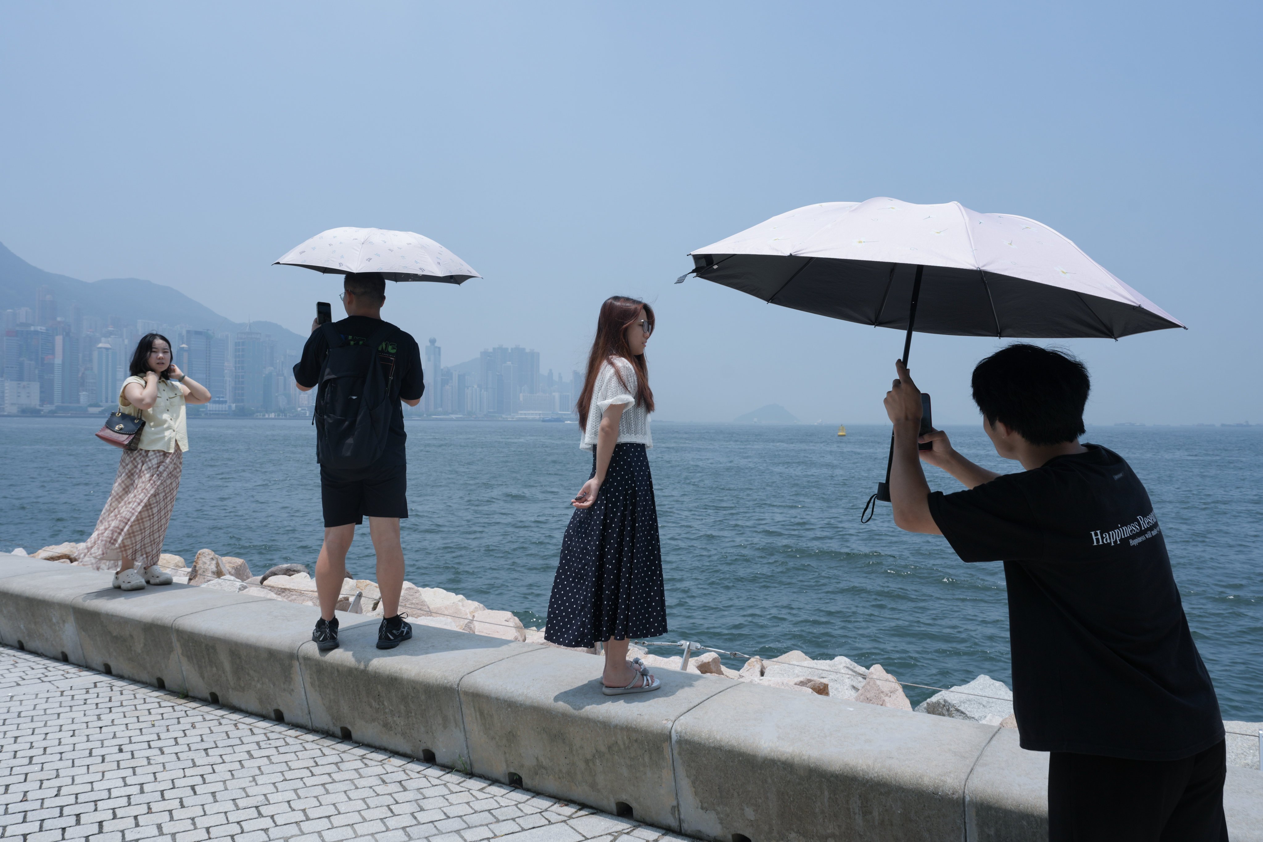 A very hot weather warning was issued at 6.45am on Saturday. Photo: Dickson Lee