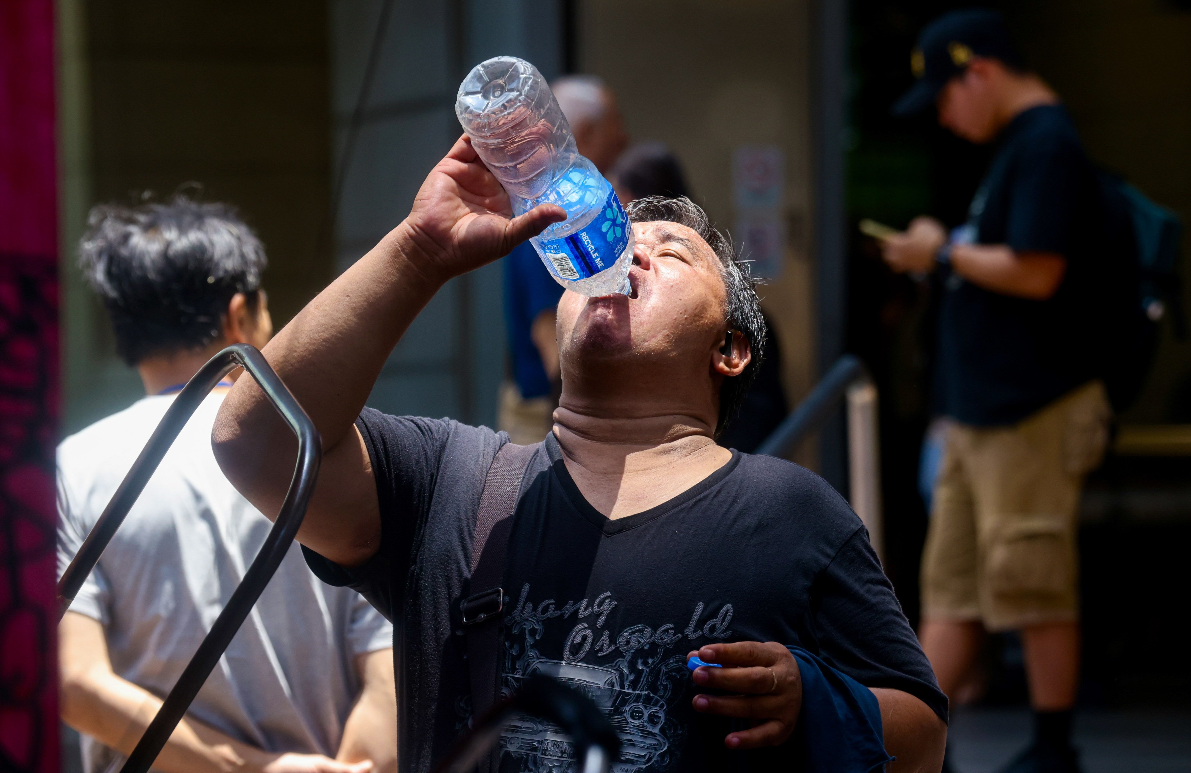 A worker feels the heat in Central. Photo: Jonathan Wong