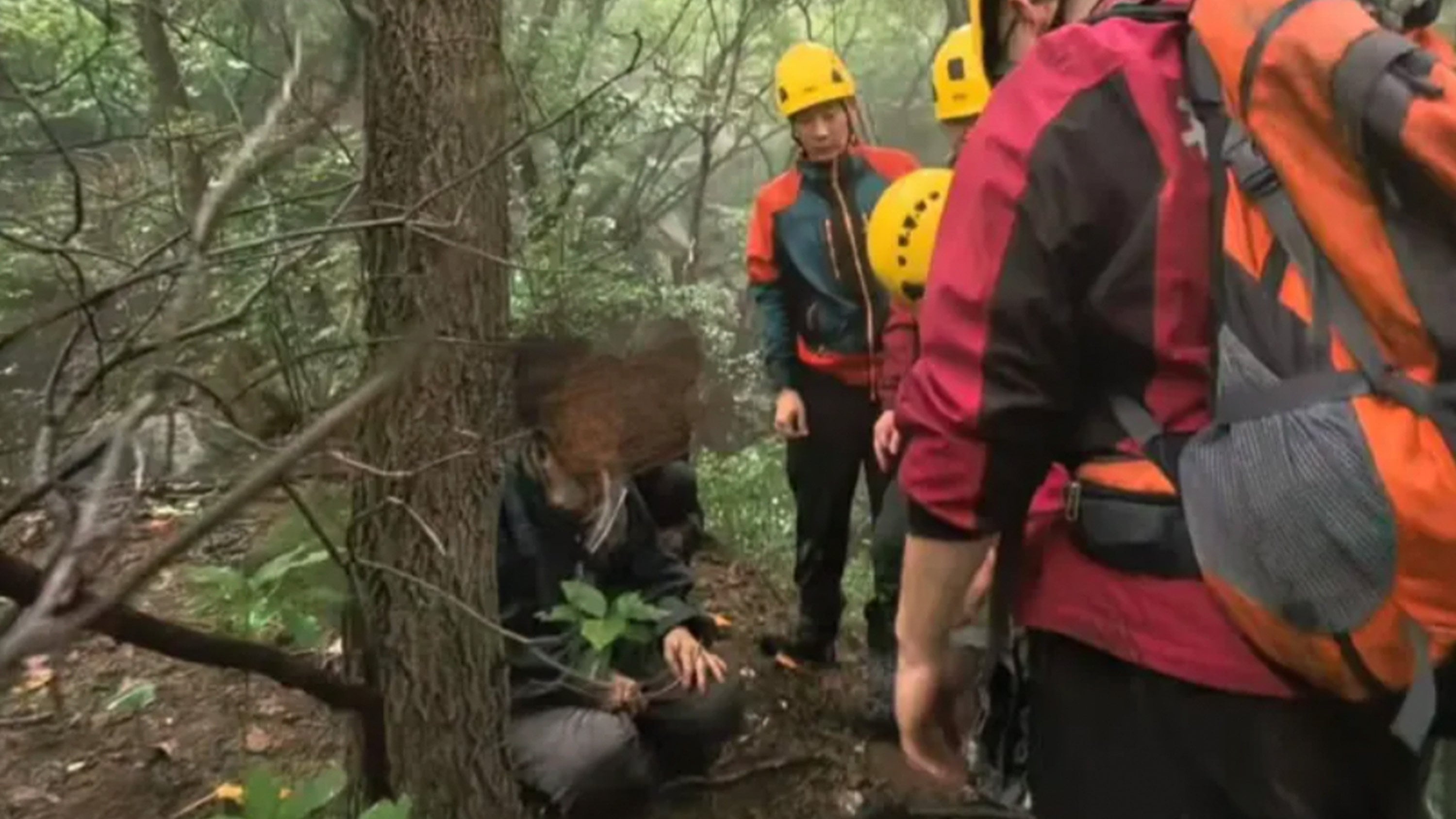 Two neighbours, stranded in the mountains of Beijing for nearly 30 hours, ignored rescuers’ calls, fearing the spiritual repercussions of responding. Photo: QQ.com