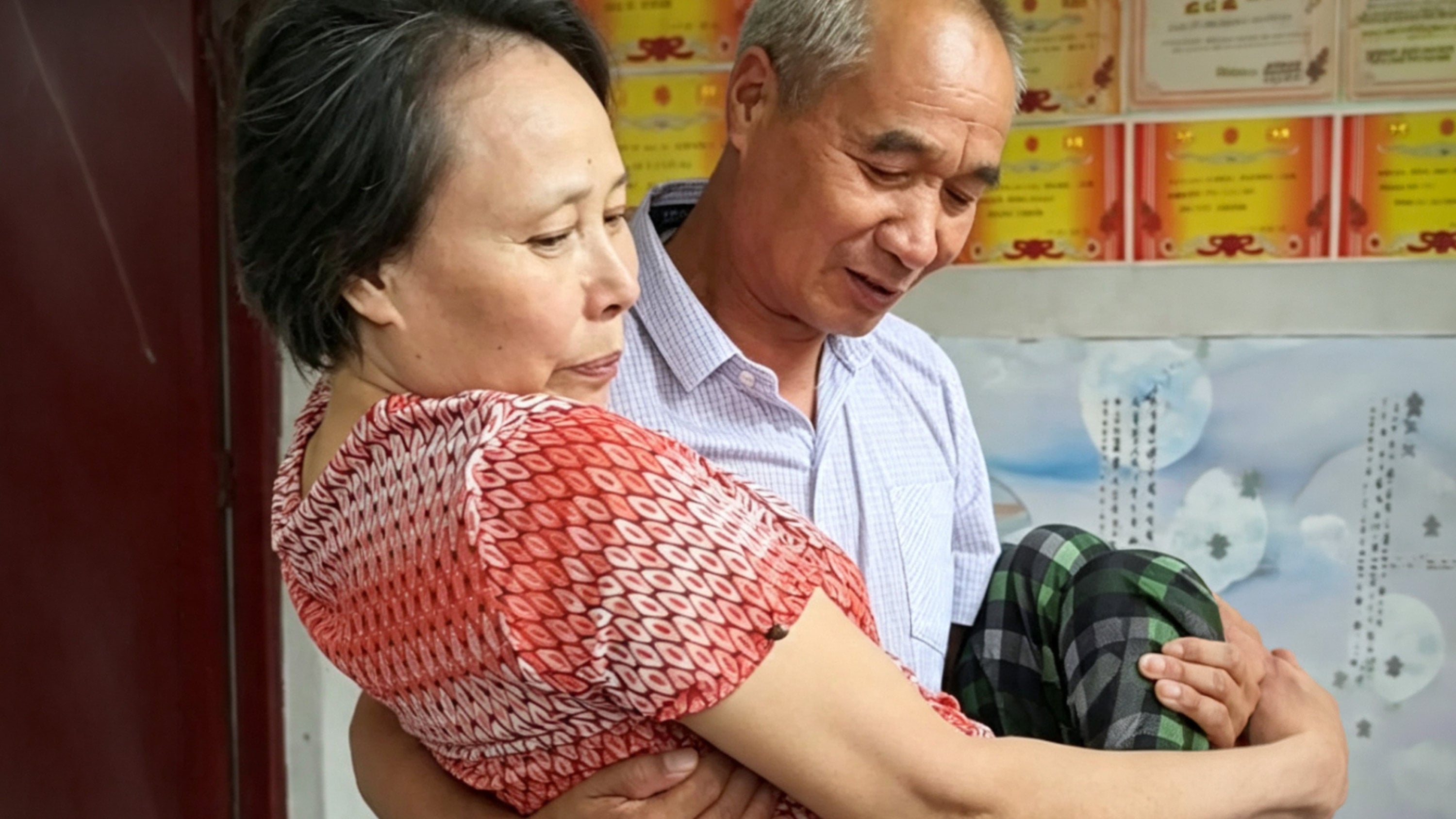 For 25 years, a devoted Chinese man has been caring for his wife, who suffers from severe paraplegia after a tragic fall from a cliff. Photo: Sohu