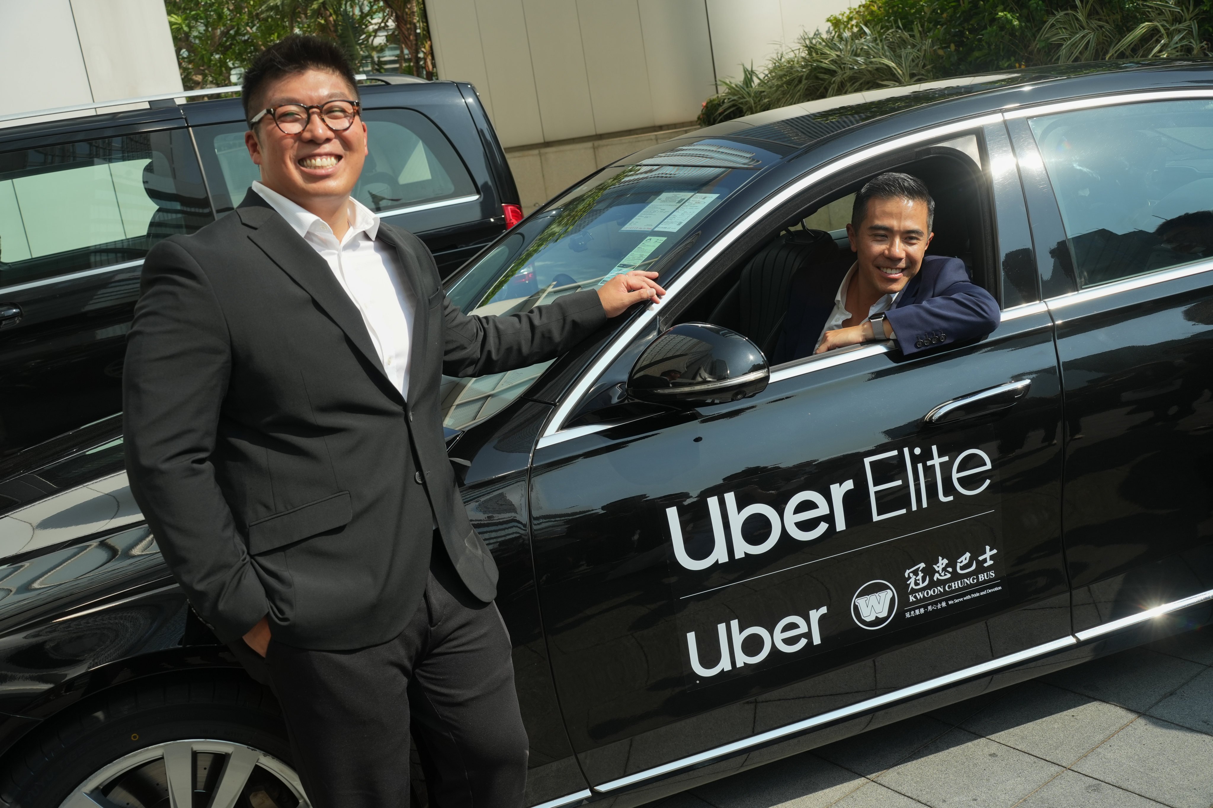 Timothy Wong of Kwoon Chung Bus (left) and Estyn Chung of Uber Hong Kong announced the team-up on Monday. Photo: Sun Yeung