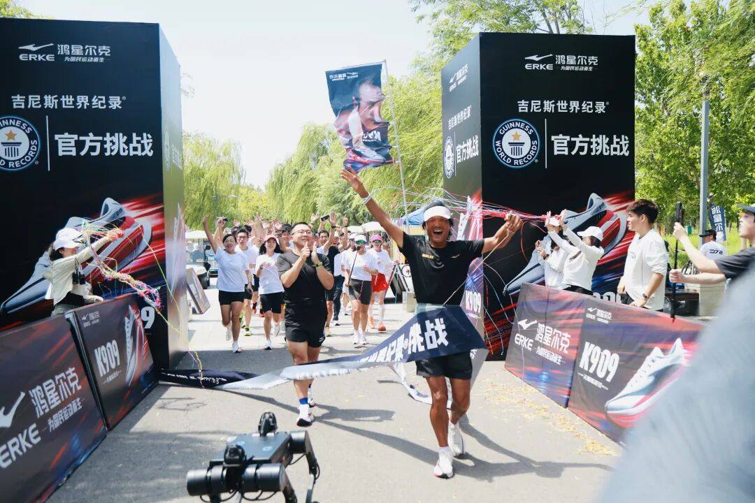 Li Shuangyong secured the Guinness World Record for the most consecutive days running a marathon (male) in Jinan, Shandong. Photo: Handout