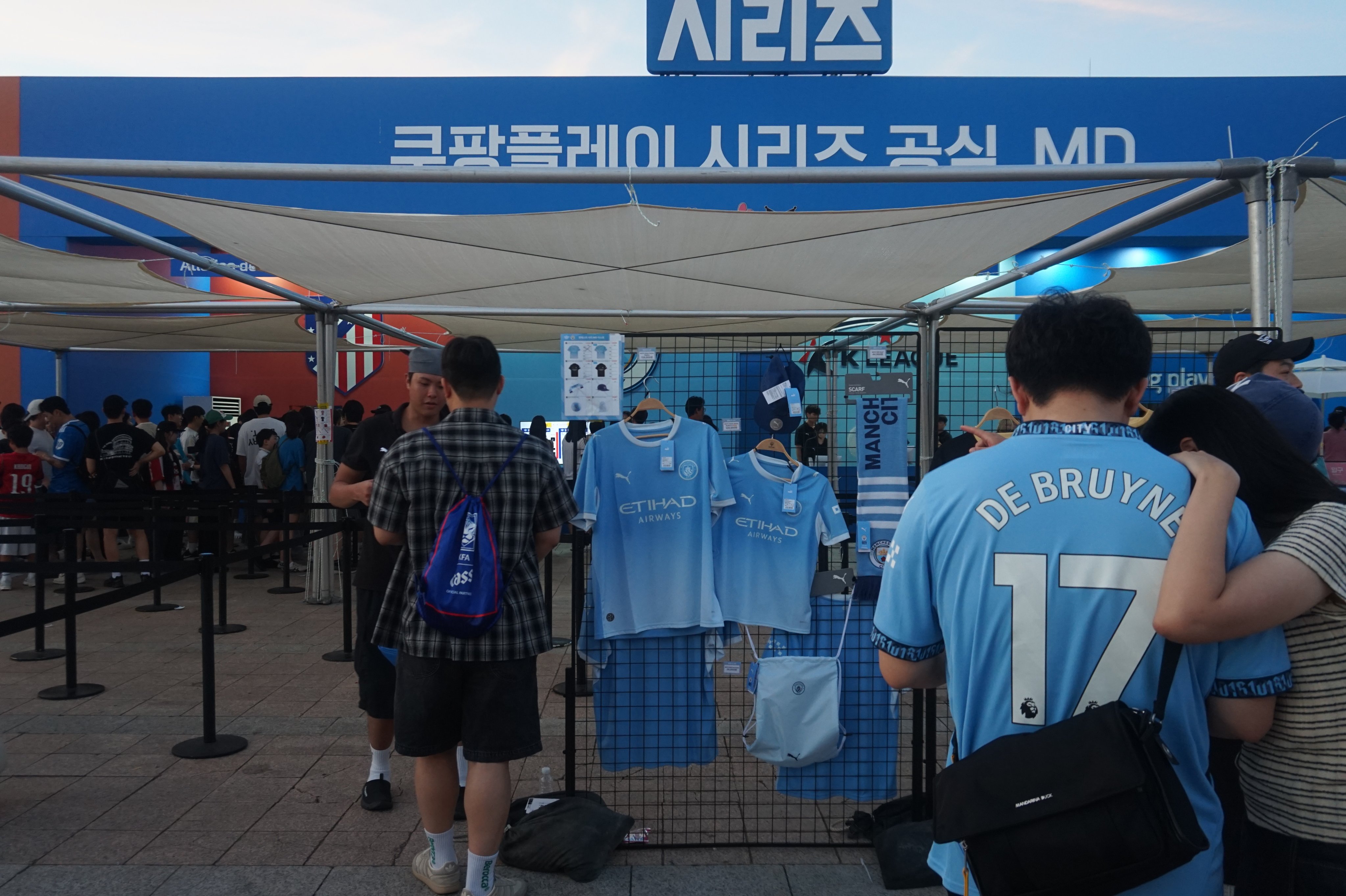Fans line up to buy Manchester City merchandise before the club’s friendly match with Atletico Madrid at Seoul World Cup Stadium on Sunday. Photo: David D. Lee