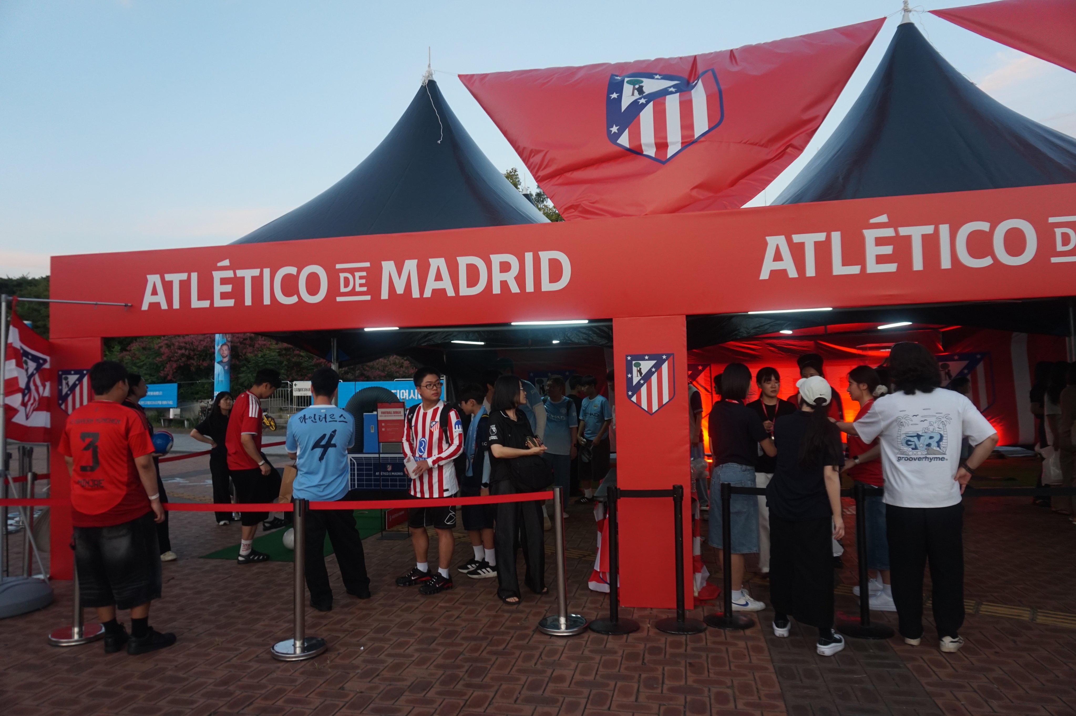 Fans line up to buy Atletico Madrid merchandise at Seoul World Cup Stadium on Sunday. Photo: David D. Lee