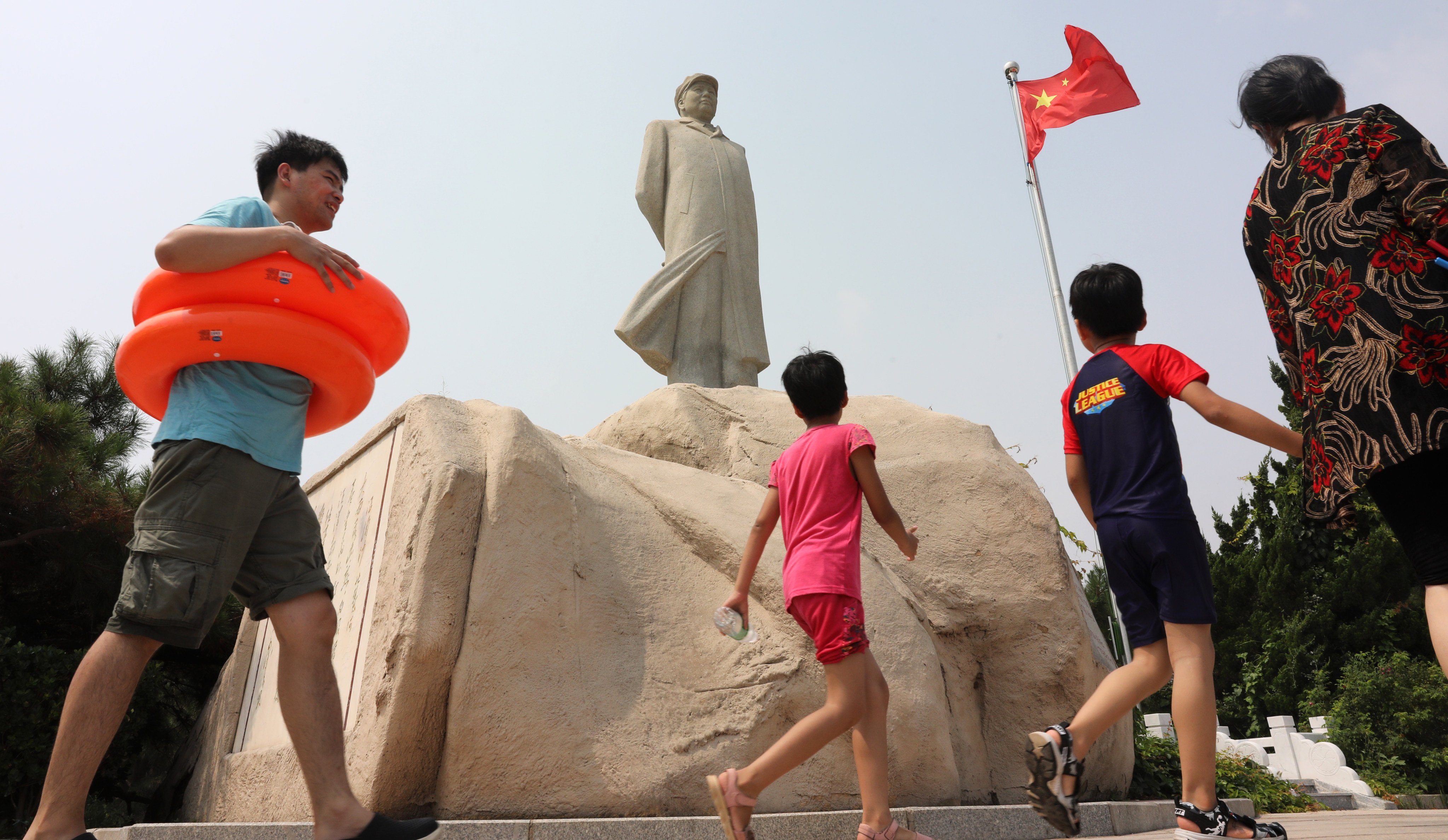 Visitors walk past a statue of Mao Zedong in Beidaihe, in northern Hebei province. Chinese leaders have travelled to the seaside town every year since the 1950s. Photo: Simon Song