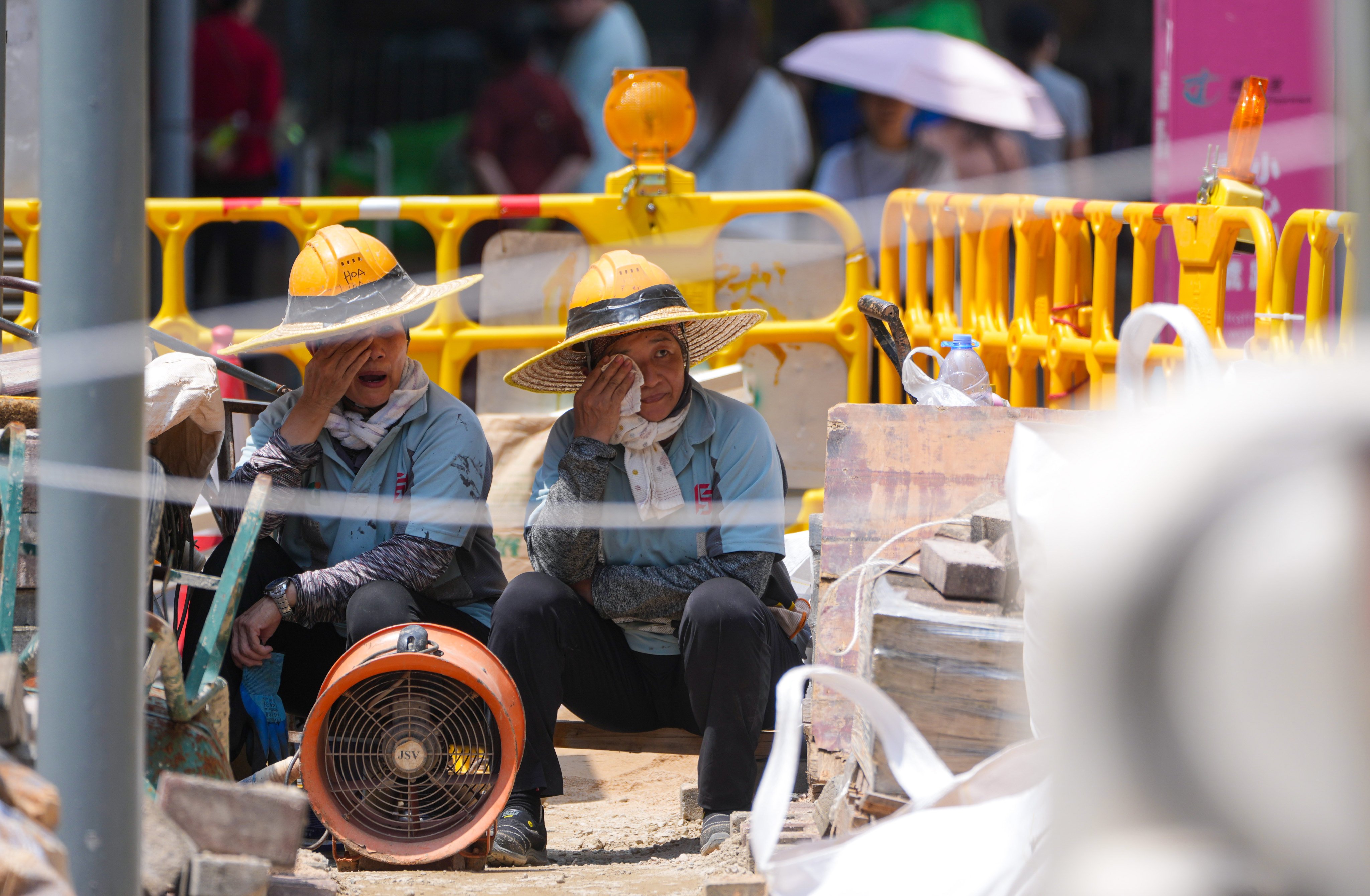 Construction workers at To Kwa Wan try to cool off in the extreme heat. Photo: Sam Tsang