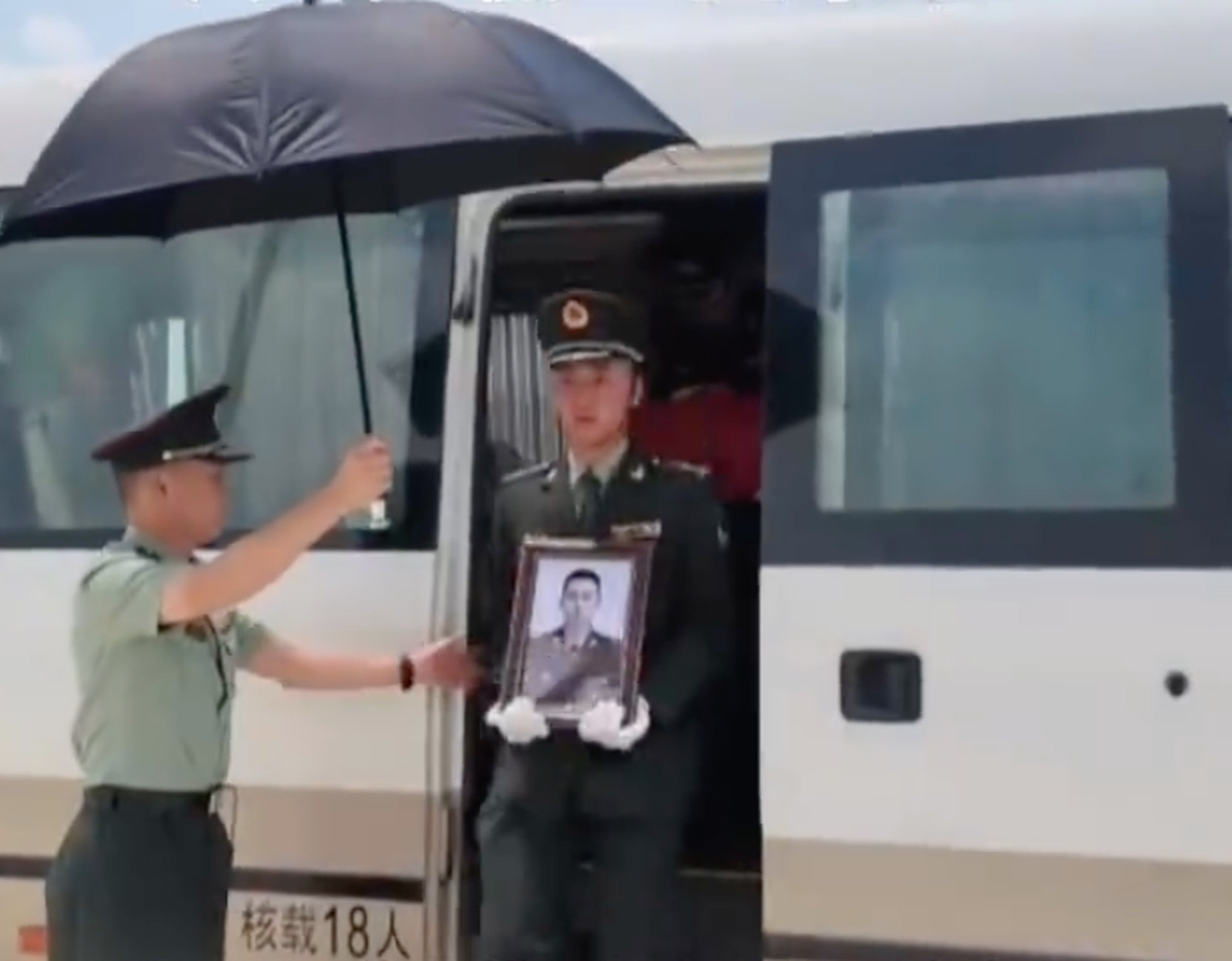 Chinese media say paratrooper Xia Shiyuan, from Huaiyuan county in eastern Anhui province, encountered an emergency shortly after leaving his mid-air aircraft during a scheduled exercise in Golmud, Qinghai province, on May 27. Photo: Weibo/合新闻