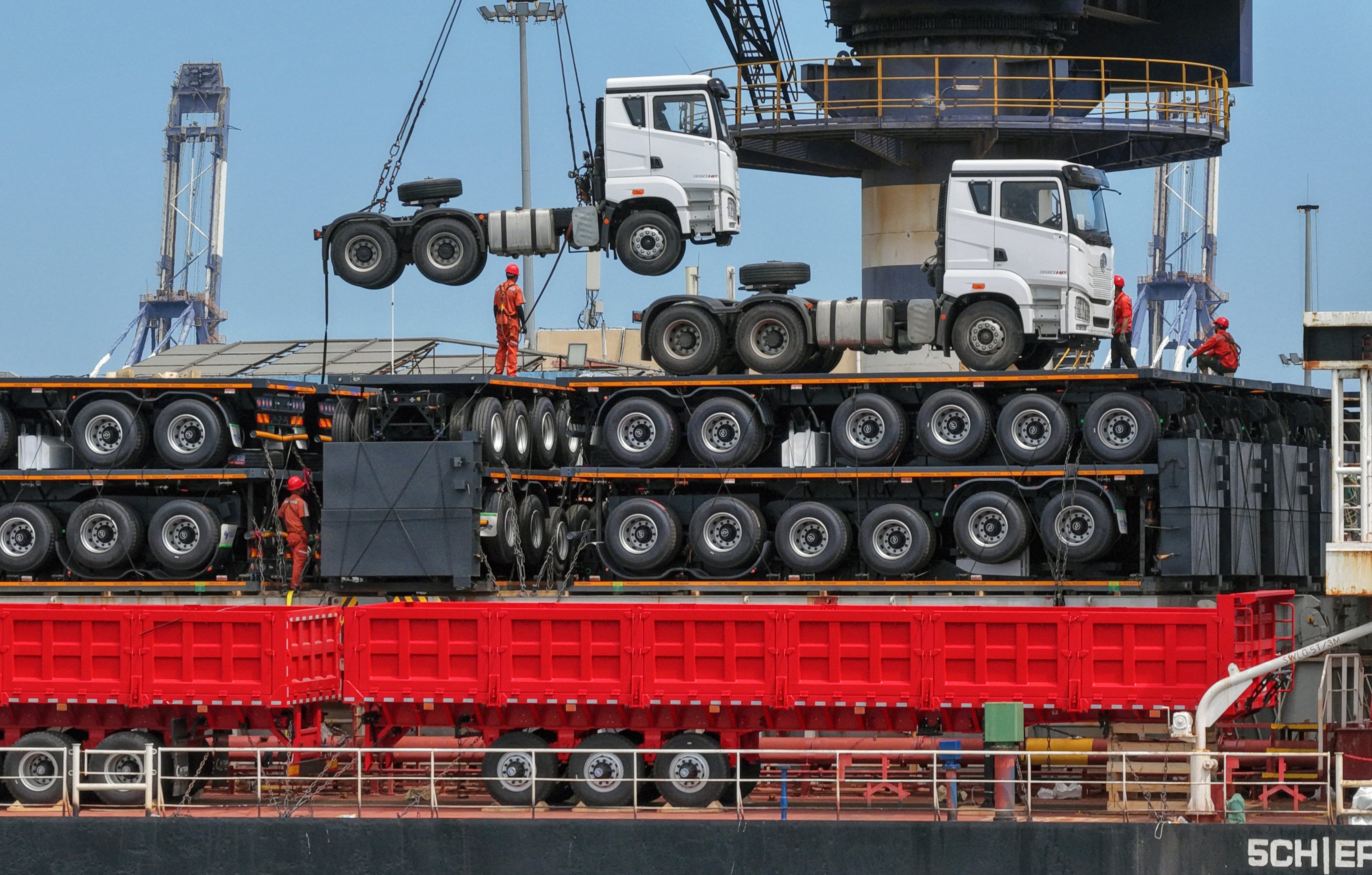 Vehicles being loaded onto a ship at Yantai Port in east China’s Shandong province on July 15. China’s gross domestic product grew 4.3 per cent in the second quarter, lagging the government’s growth target of 4.5 to 5 per cent for the year. Photo: Xinhua