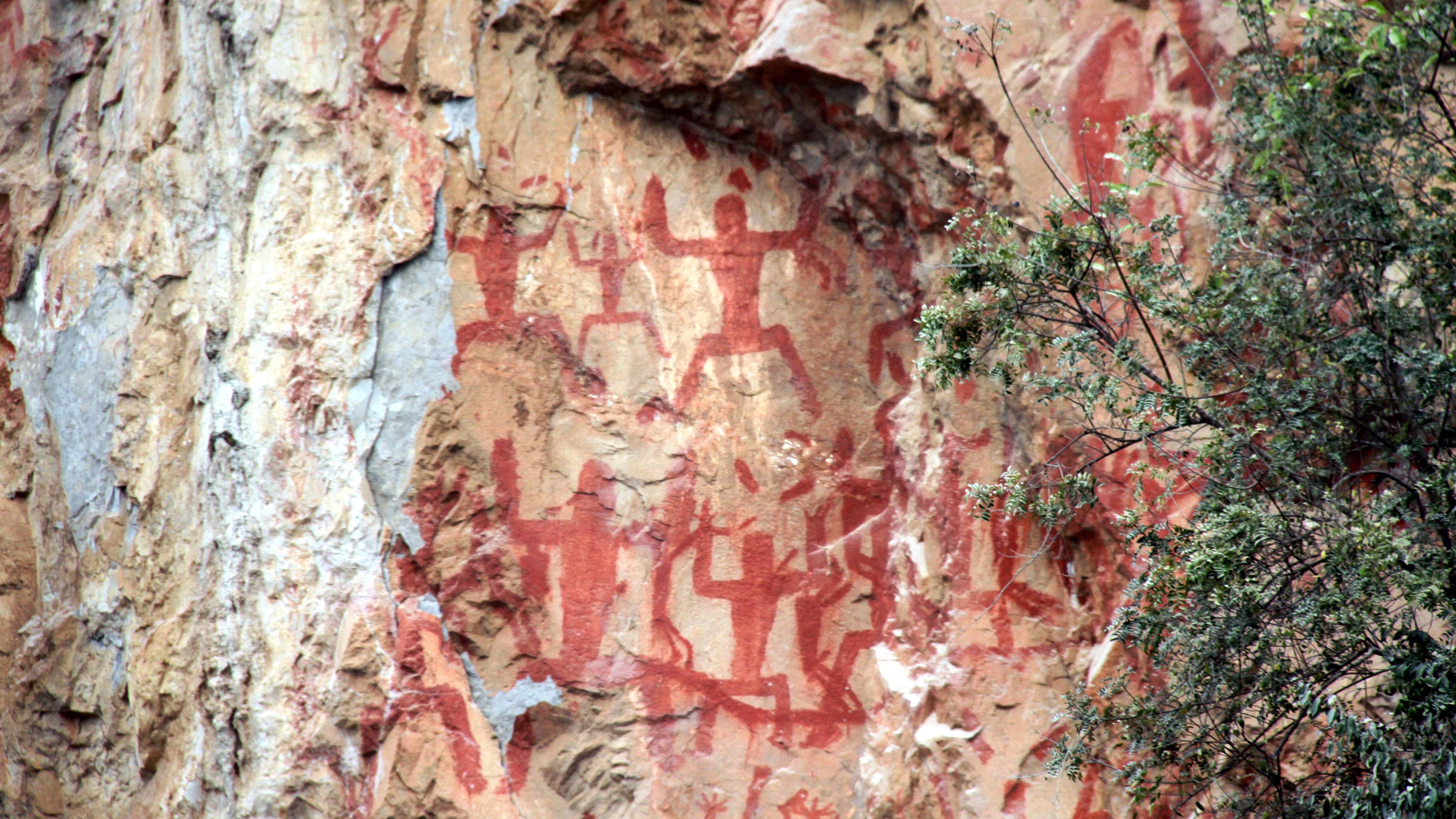 China's ancient rock art, dating back 2,000 years, has endured the test of time thanks to the protective properties of post-partum blood, surviving extreme heat and powerful typhoons. Photo: Wikipedia