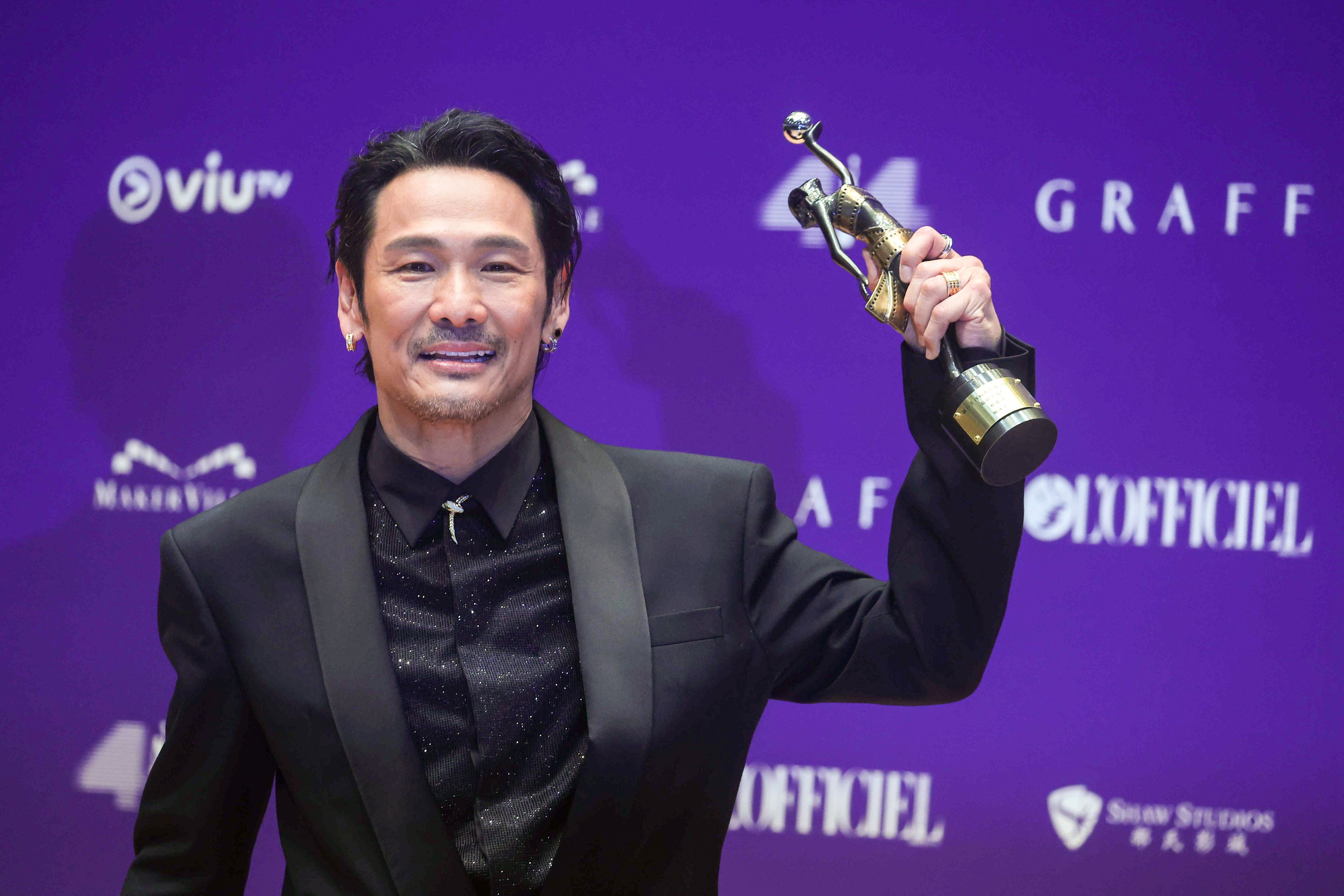 Alex To holds up his trophy for the best supporting actor award for the film Sons of the Neon Night at the 44th Hong Kong Film Awards on April 19, 2026. Photo: Edmond So