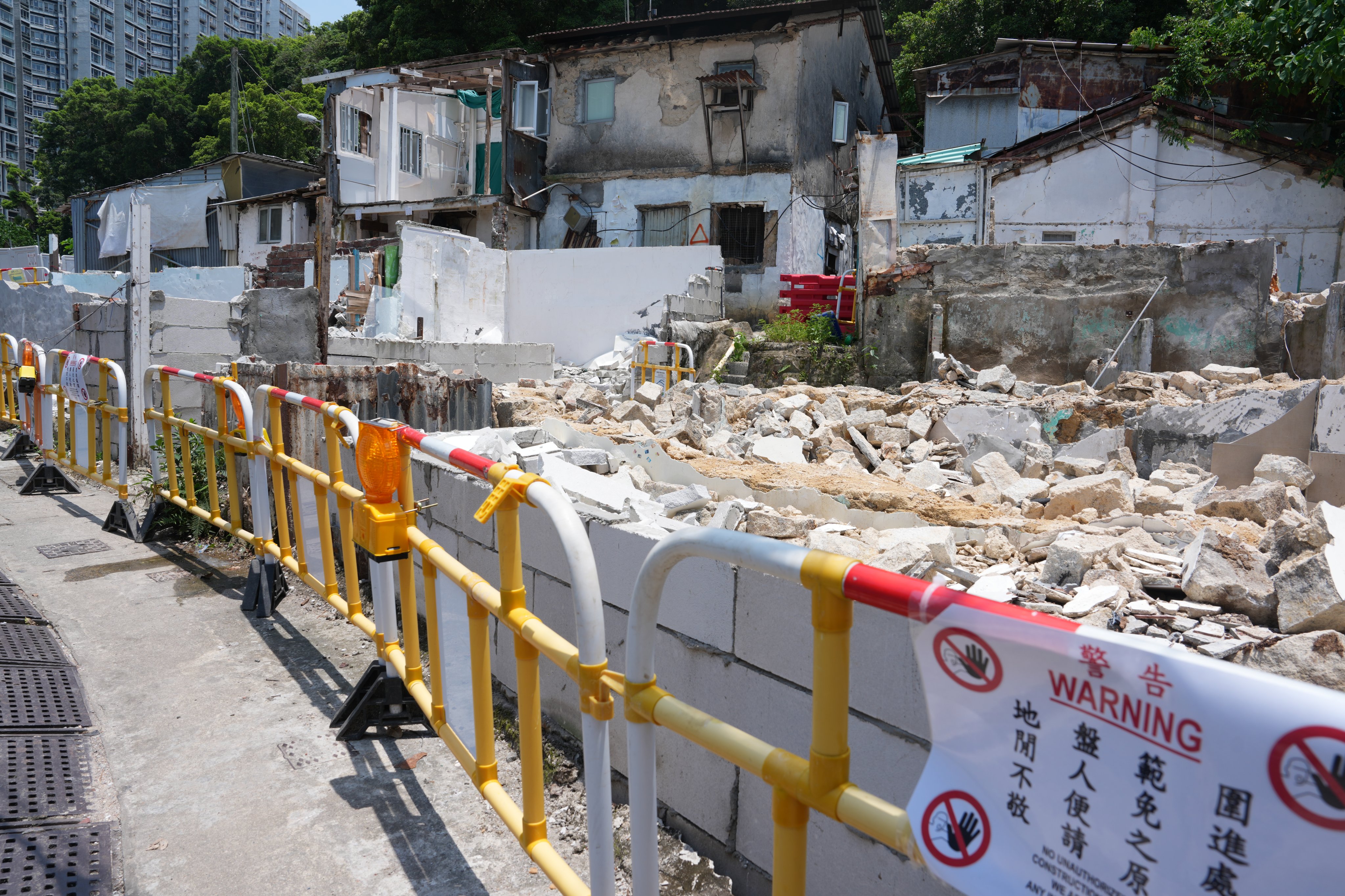 Government officials entered Cha Kwo Ling to carry out a fresh round of land acquisition operations on August 12. Photo: Sam Tsang