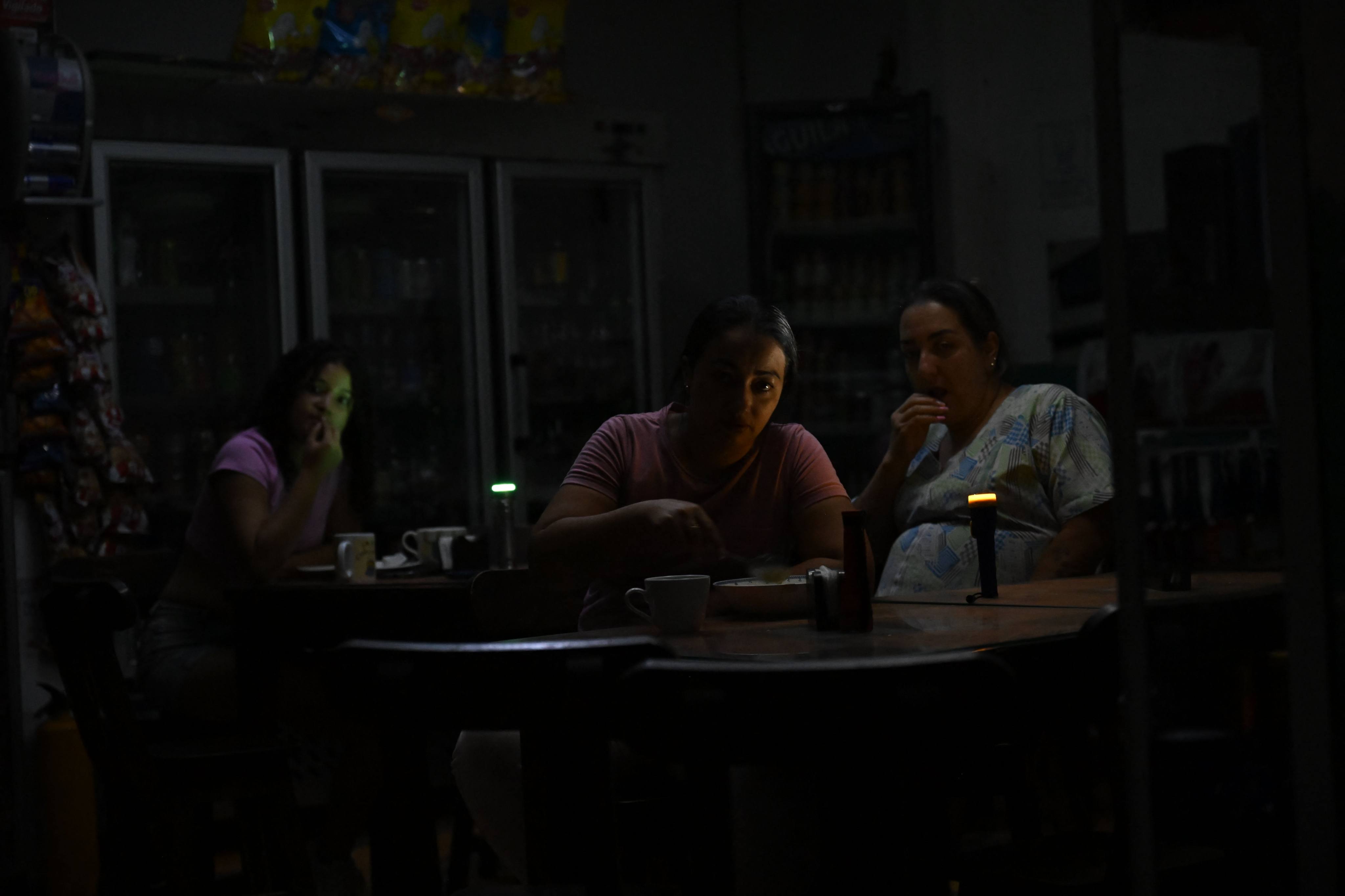 Survivors have diner during a blackout after an earthquake in El Cairo, Valle del Cauca, Colombia. Photo: AFP