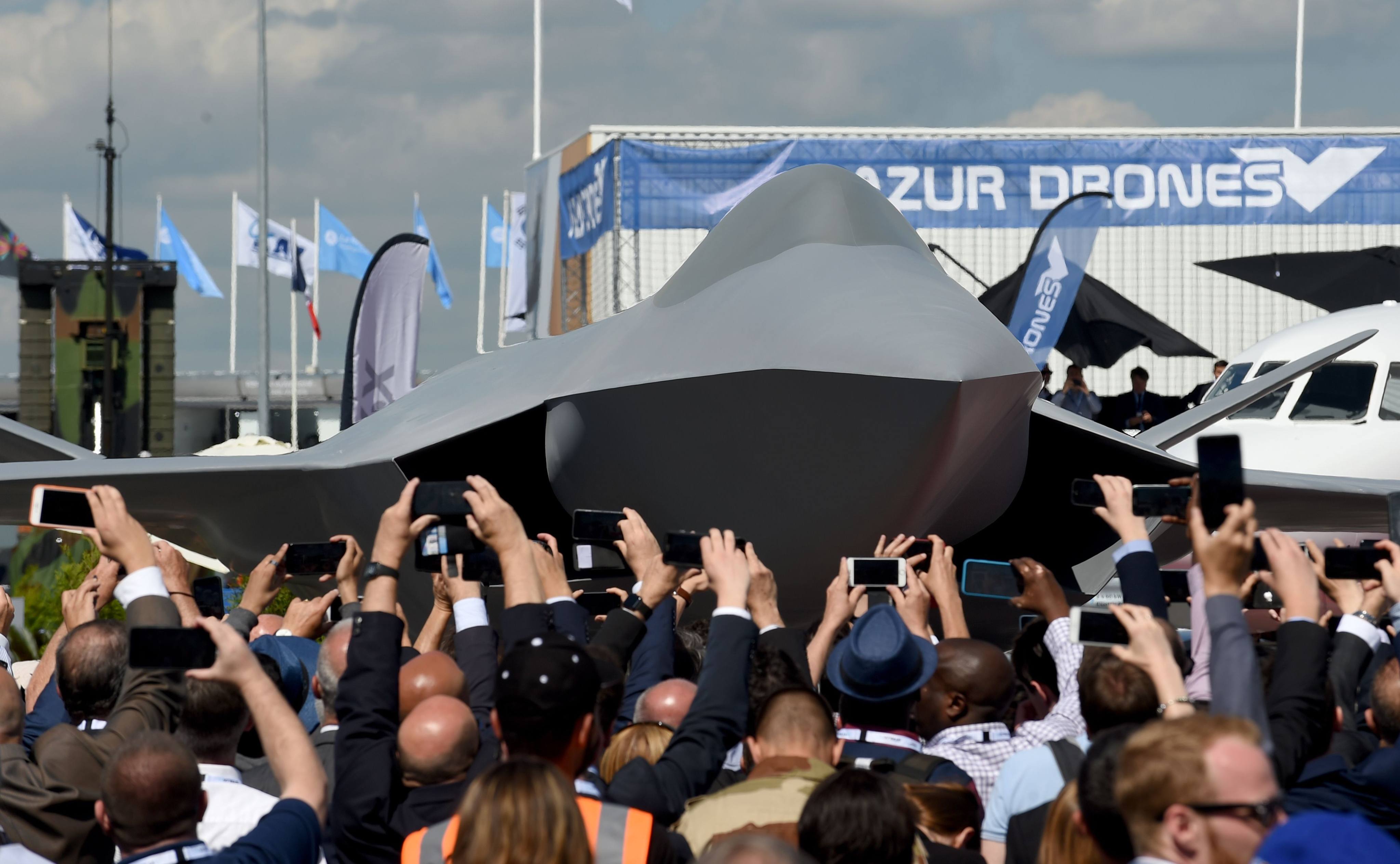 Visitors watch the unveiling ceremony of the full-scale jet fighter model of the Systeme de Combat Aerien Futur, the French-German-Spanish next-generation Future Combat Air System (FCAS) at an air show near Paris in June 2019. Photo: AFP
