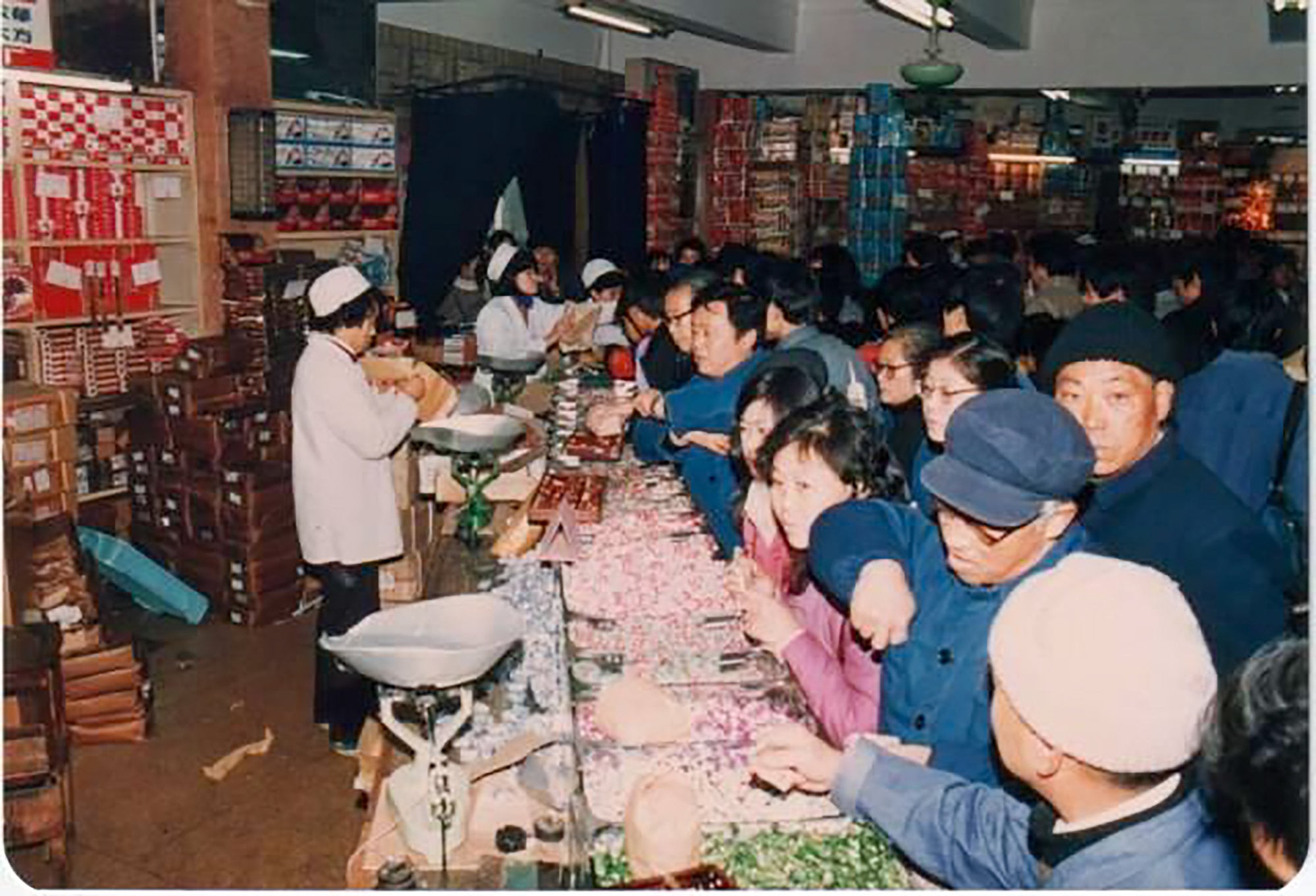 During periods of scarcity, White Rabbit candy was a premium product, with lines forming in stores during festive occasions, as illustrated in this photo. Photo: Zhihu During periods of scarcity, White Rabbit candy was a premium product, with lines forming in stores during festive occasions, as illustrated in this photo. Photo: Zhihu