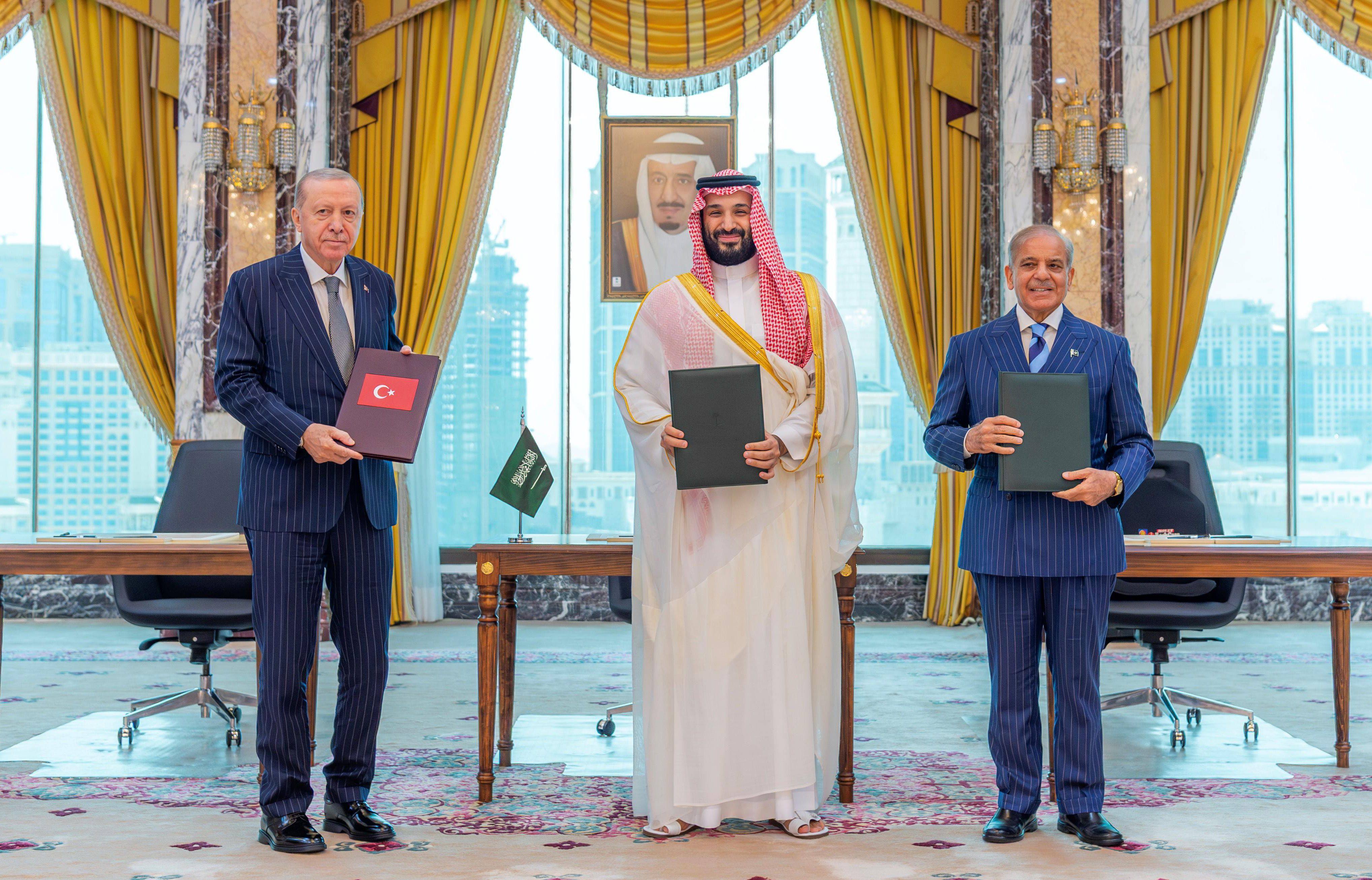 Pakistani Prime Minister Muhammad Shehbaz Sharif, Saudi Crown Prince Mohammed Bin Salman and Turkish President Recep Tayyip Erdogan sign the Mecca Joint Defence Agreement on August 7. Photo: PPI /ZUMA Press Wire/dpa