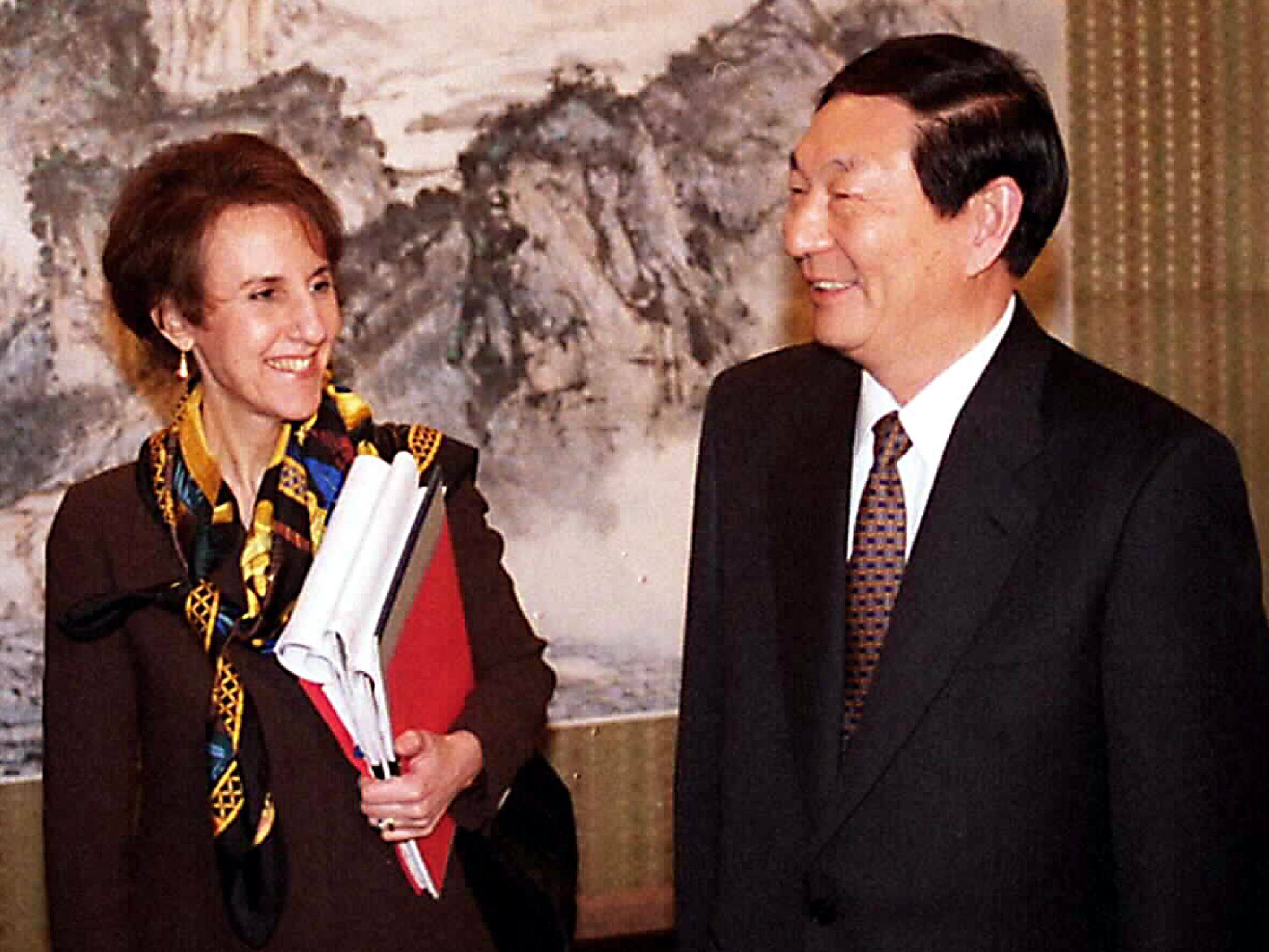 Zhu Rongji (right) meets Charlene Barshefsky (left), US trade representative at the time, in Beijing in March 1999. Photo: AFP