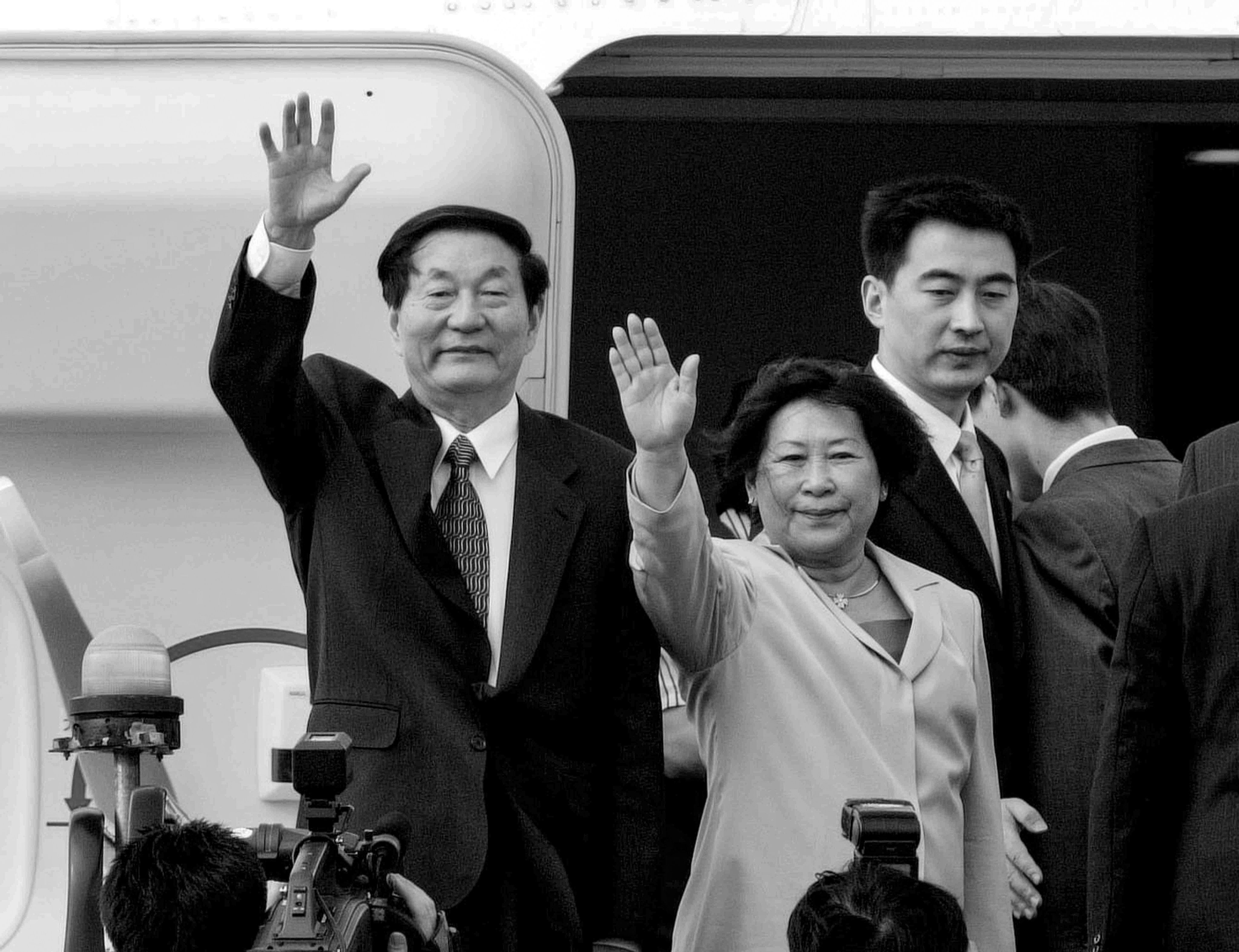 Zhu Rongji and his wife Lao An wave goodbye after visiting Hong Kong in 2002. Photo: Handout