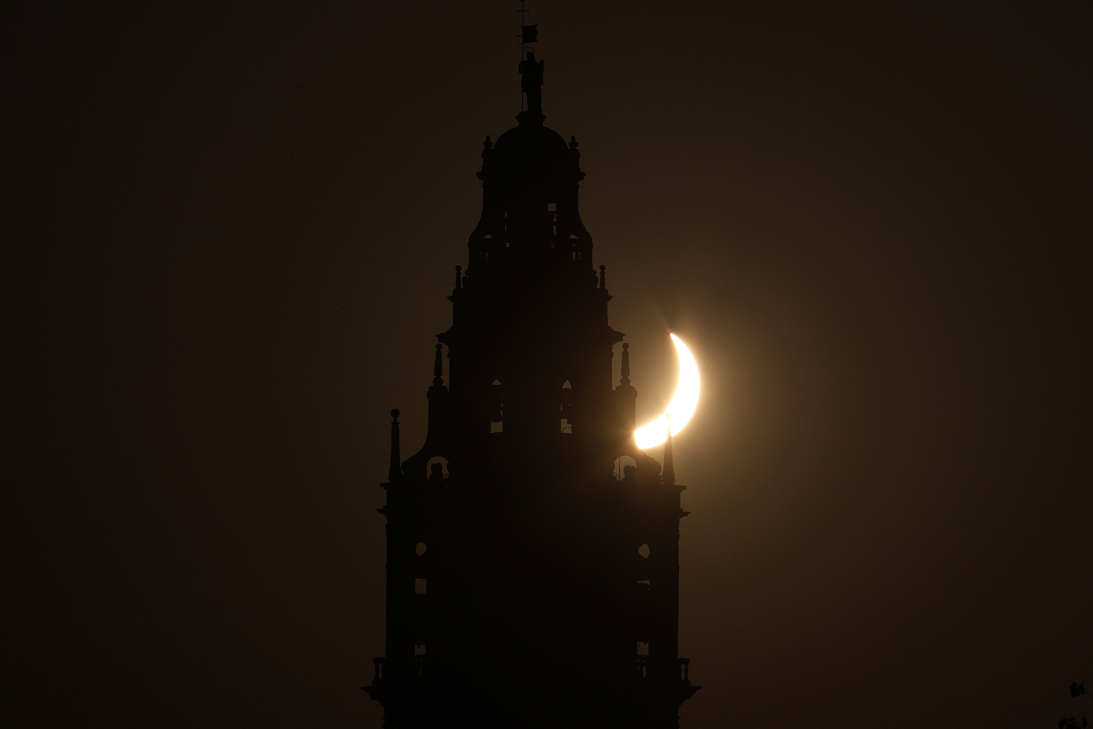 The solar eclipse appears behind the Mosque-Cathedral of Cordoba in Andalusia, Spain on August 12. Photo: EPA