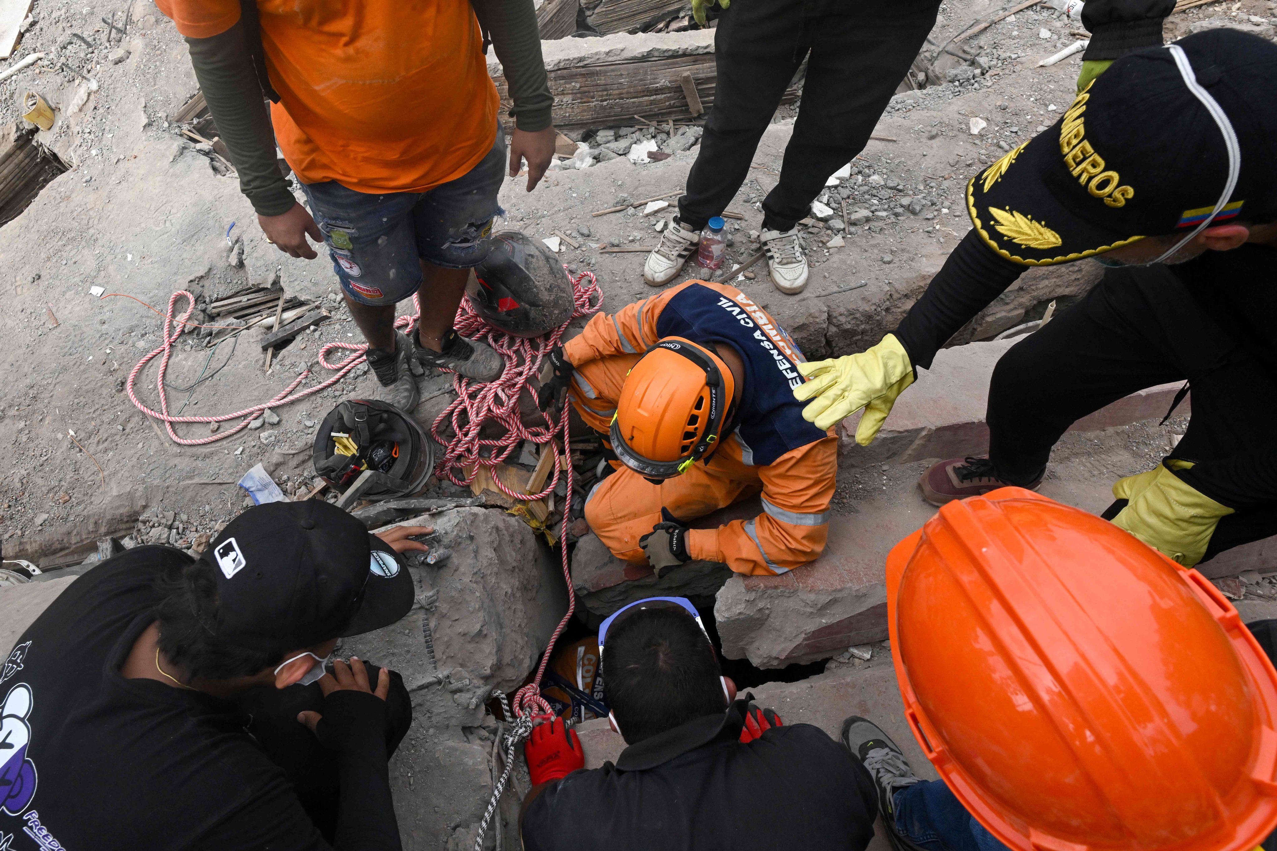 Rescuers search for survivors in the rubble of a collapsed building in Cali, Colombia, on Wednesday, two days after a powerful earthquake killed more than 200 people. Photo: AFP