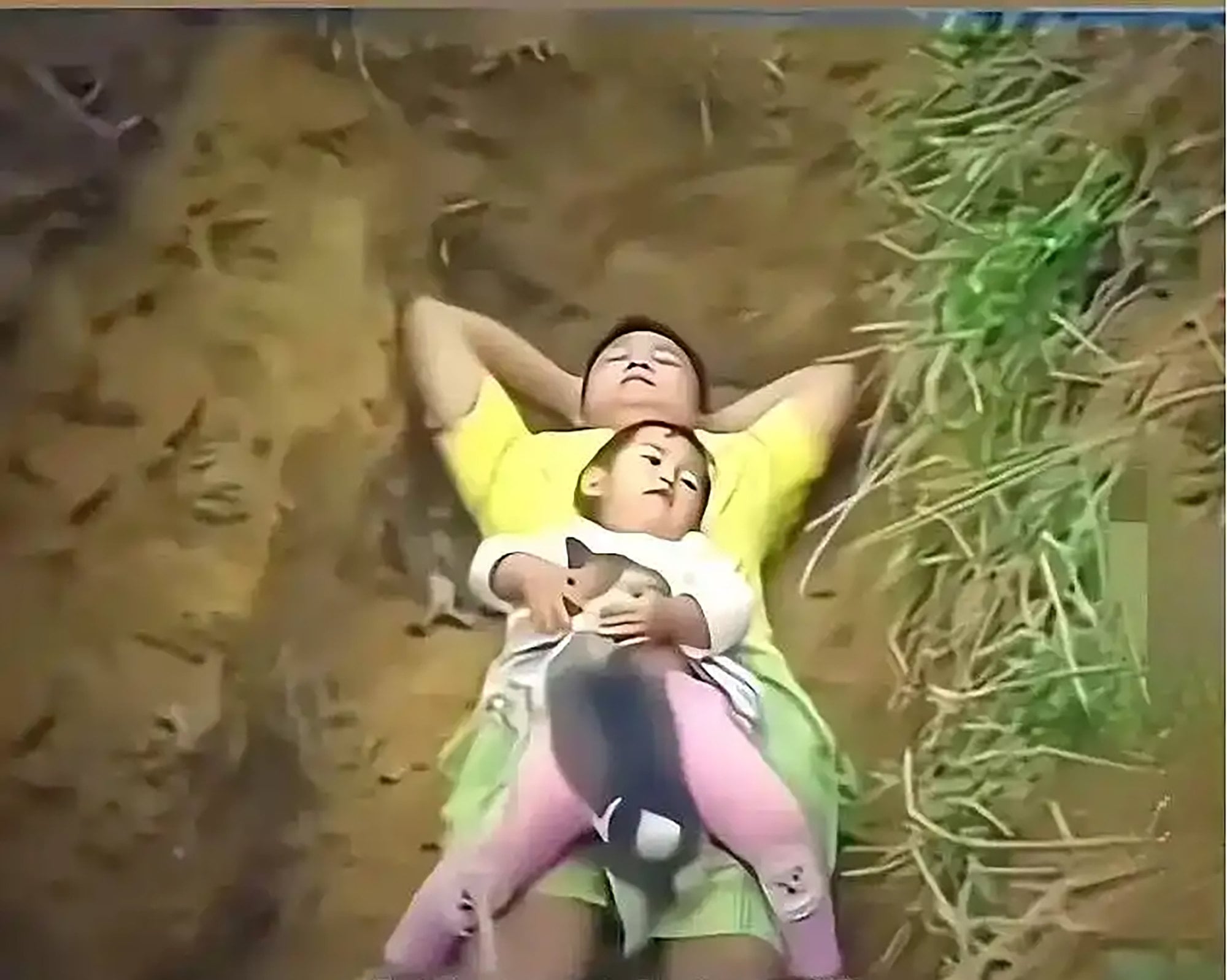 Amid a bleak outlook for her health, Zhang chose to dig a grave for Xinlei, aiming to prepare her for the inevitability of death. Photo: Baidu Amid a bleak outlook for her health, Zhang chose to dig a grave for Xinlei, aiming to prepare her for the inevitability of death. Photo: Baidu