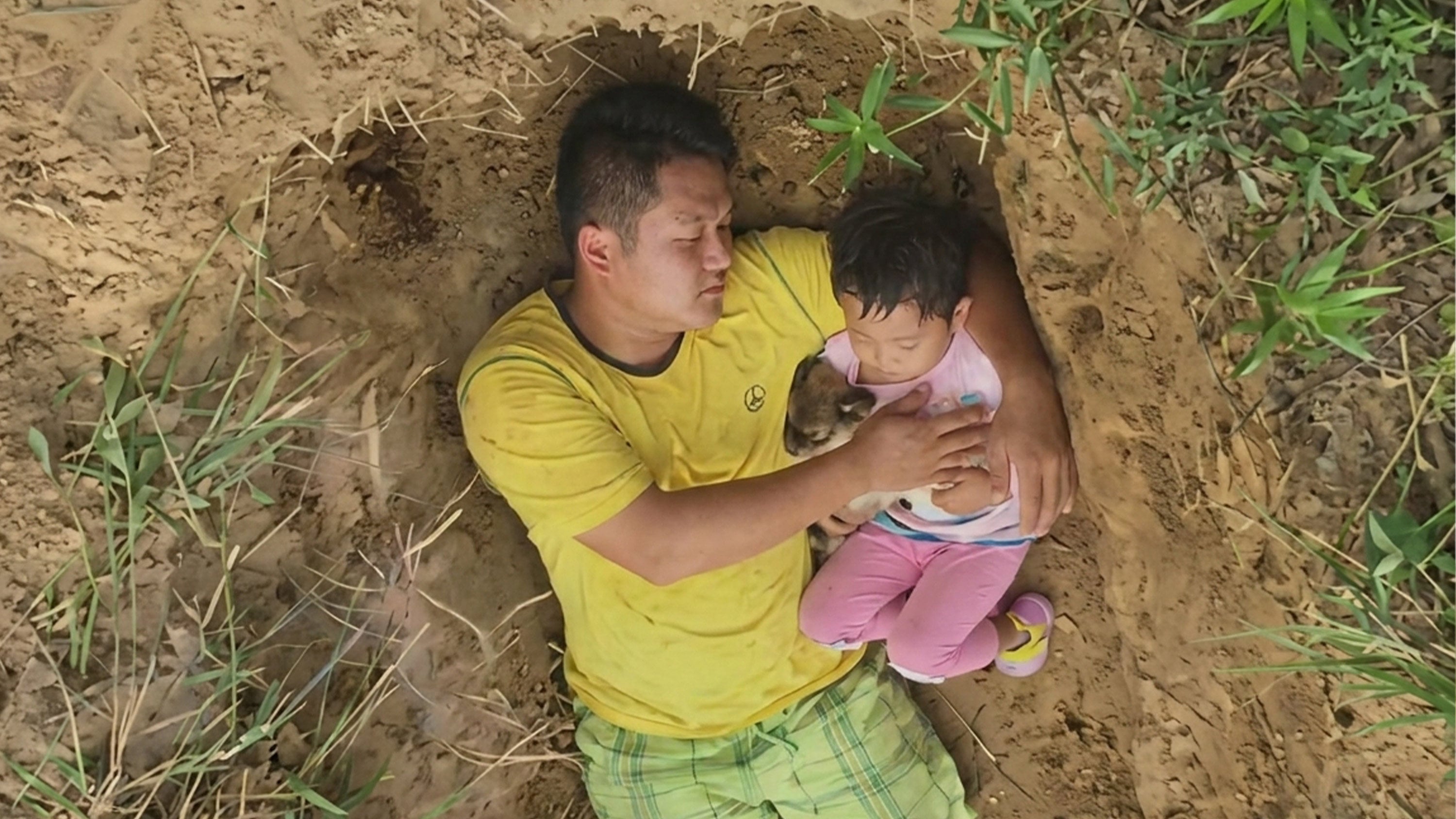 In 2017, a father from Sichuan dug a grave for his daughter, Xinlei, who was battling thalassemia, as a way to help her confront the concept of death. His decision ignited controversy but significantly raised awareness about the disease. Photo: Sina