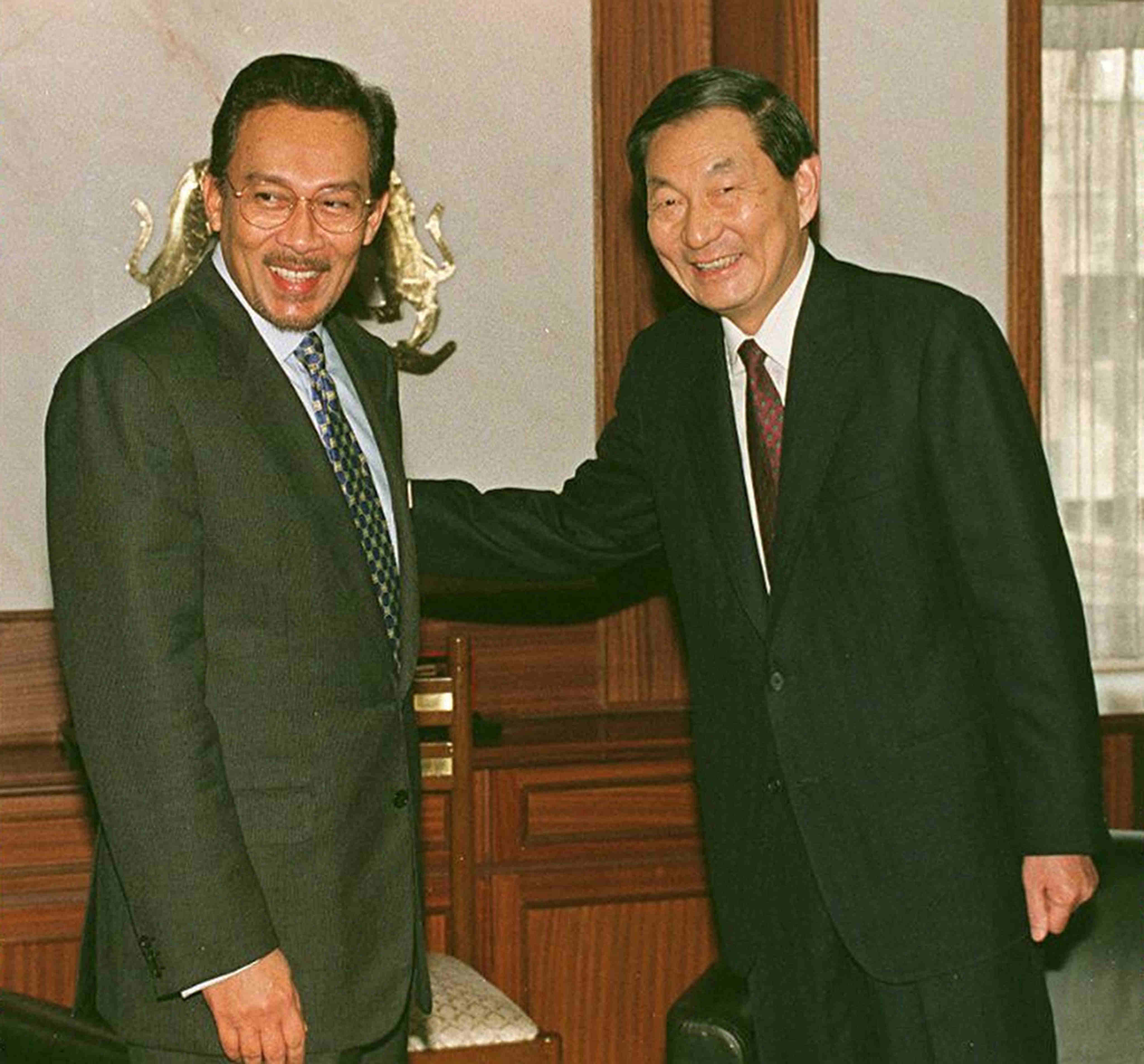 Zhu Rongji pictured in 1996 with Anwar Ibrahim, who remembered the Chinese premier as a “good friend”. Photo: AFP
