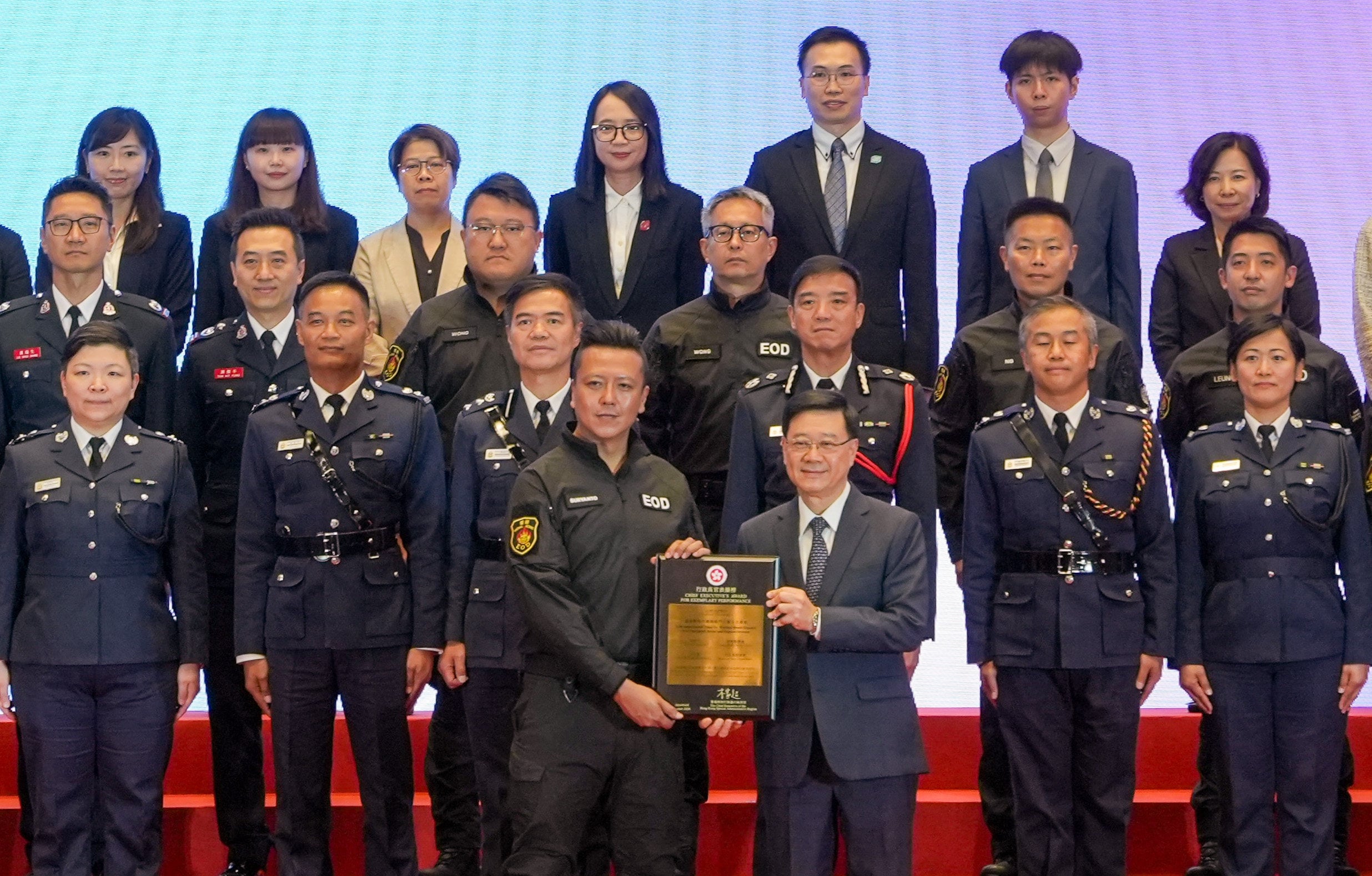 Chief Executive John Lee presents an award to Raymond Suryanto Chin-chiu, a senior bomb disposal officer. Photo: Sun Yeung