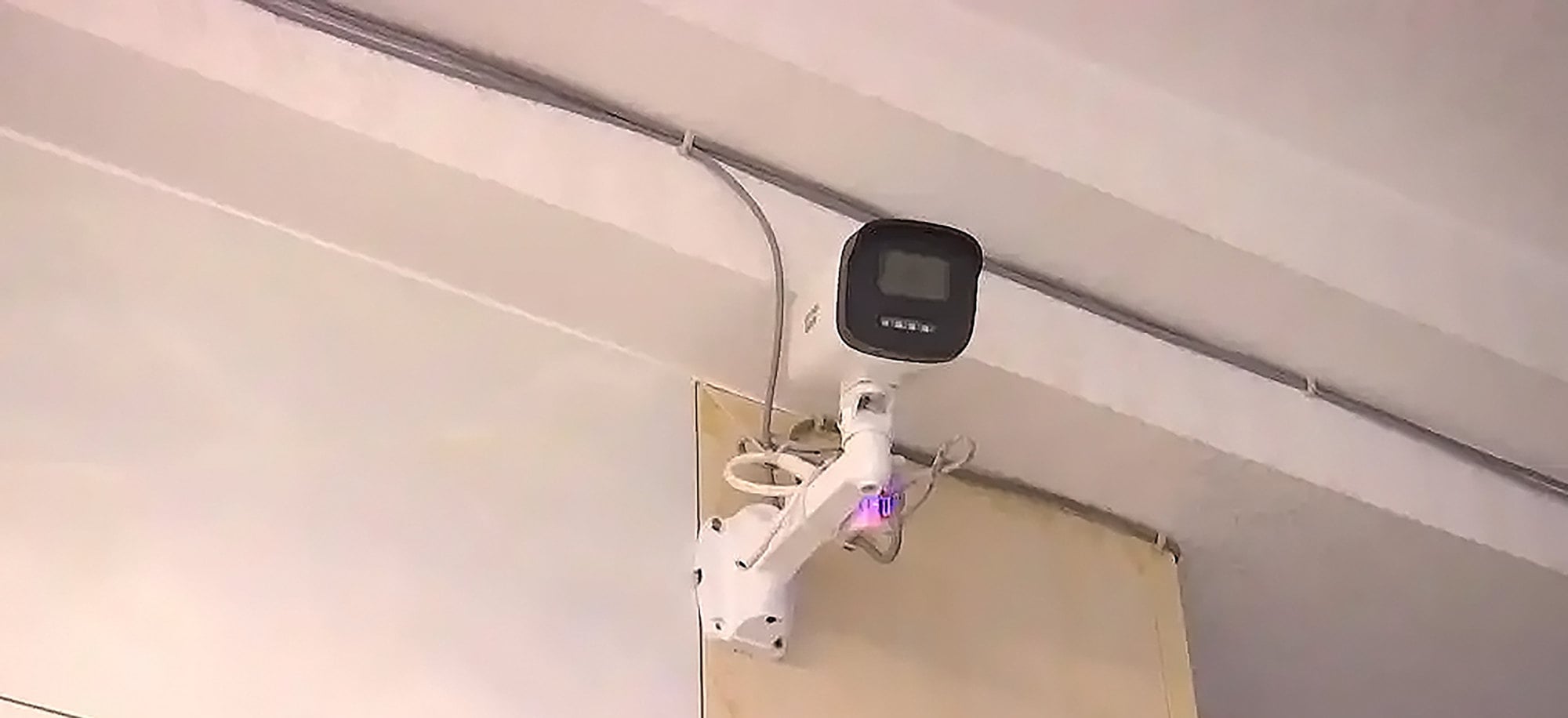 The husband claimed his wife’s aggressive behaviour shattered his trust, leading him to invest thousands in surveillance cameras for reassurance. Photo: Baidu