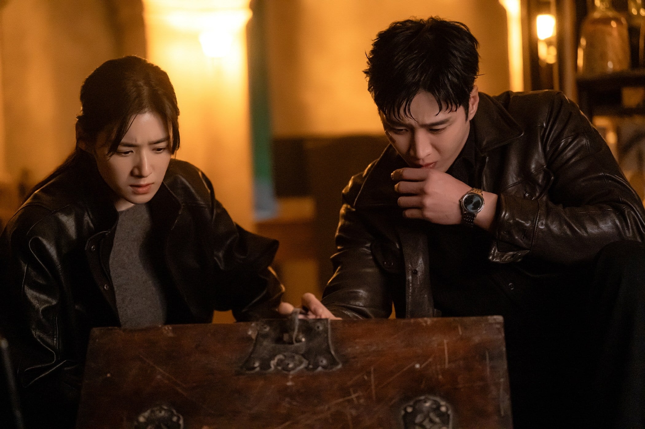 Jung Eun-chae (left) as counterterrorism agent Joo Hye-ra and Ahn Bo-hyun as corporate heir turned police detective Jin I-soo in a still from Flex X Cop season two.
